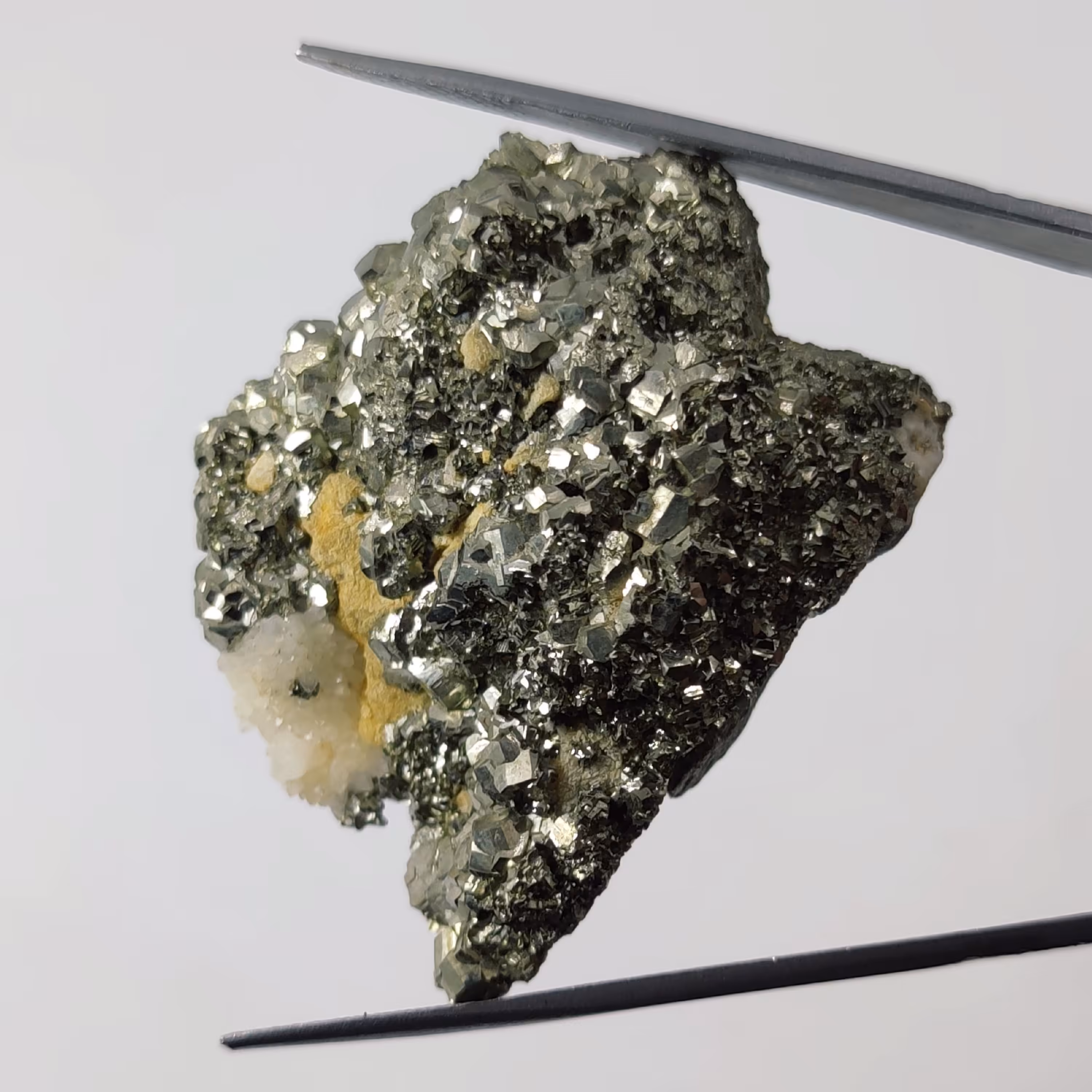 بلور های پر تعداد سنگ پیریت معدنی در بستر