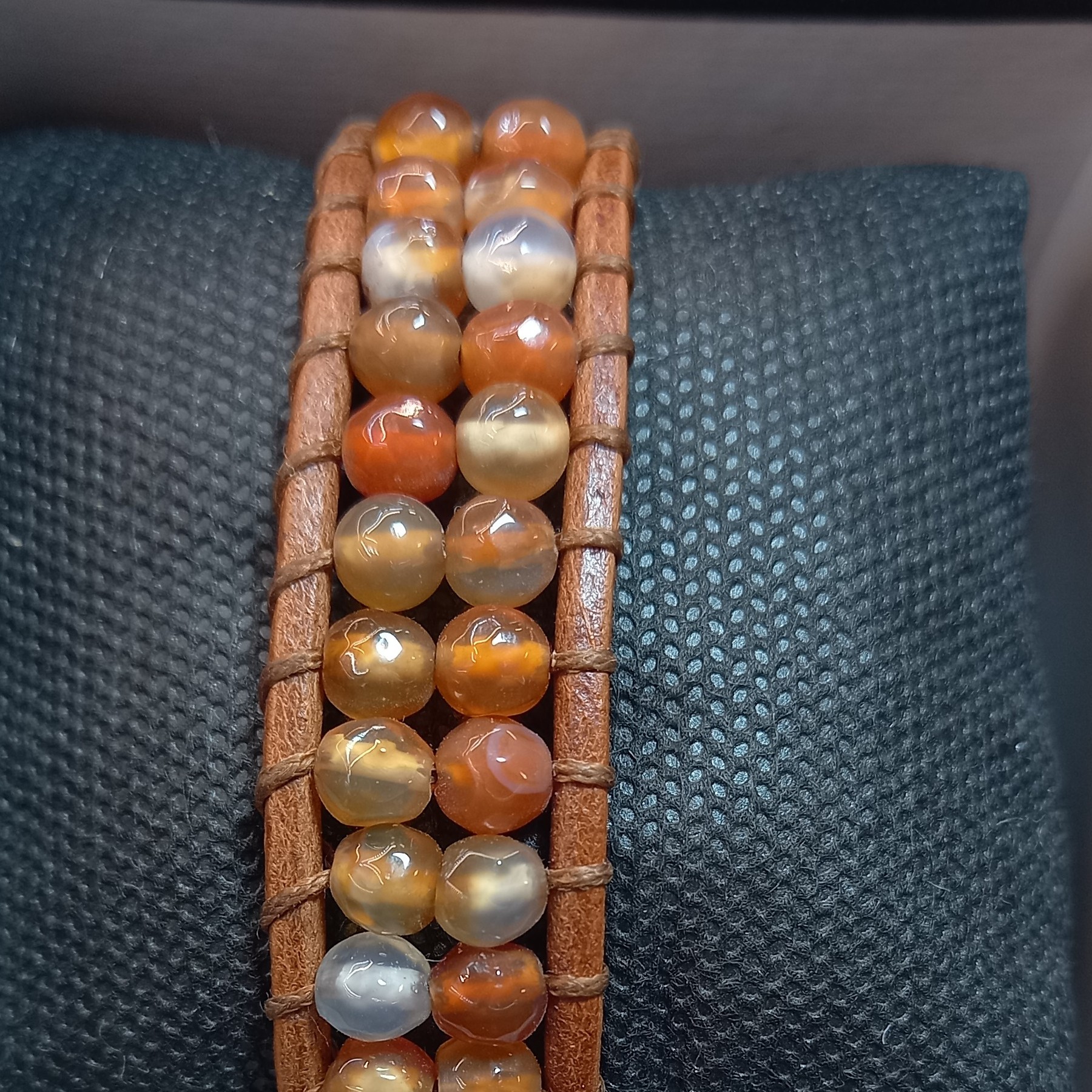 دستبند عقیق دوردیفه باچرم طبیعی،سایز دور دست17سانت به بالا