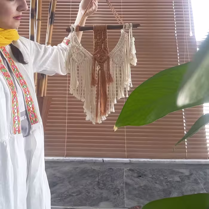 دیوارکوب مکرومه کوچک دو رنگ شیری شکلاتی عرض و طول 30 سانت