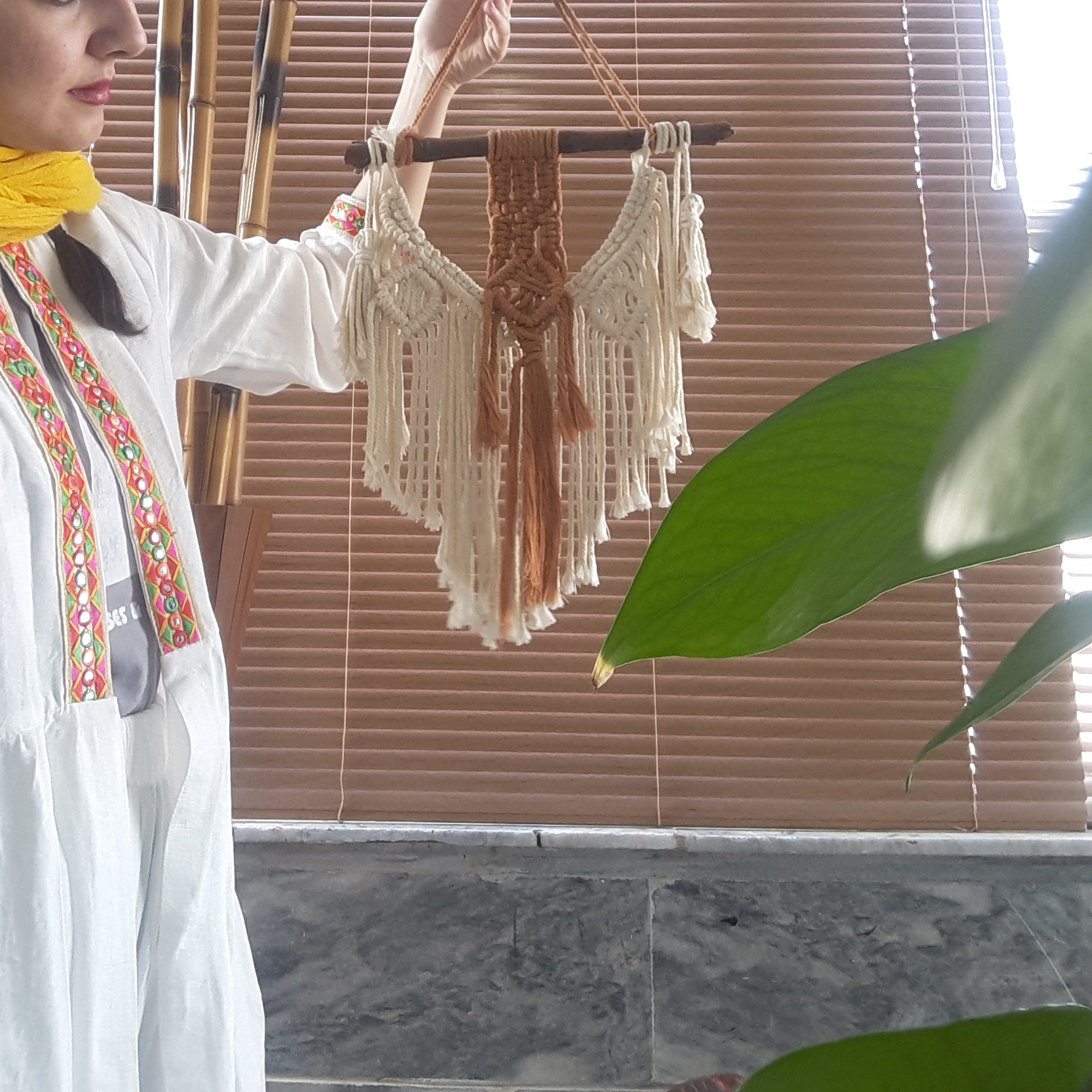 دیوارکوب مکرومه کوچک دو رنگ شیری شکلاتی عرض و طول 30 سانت