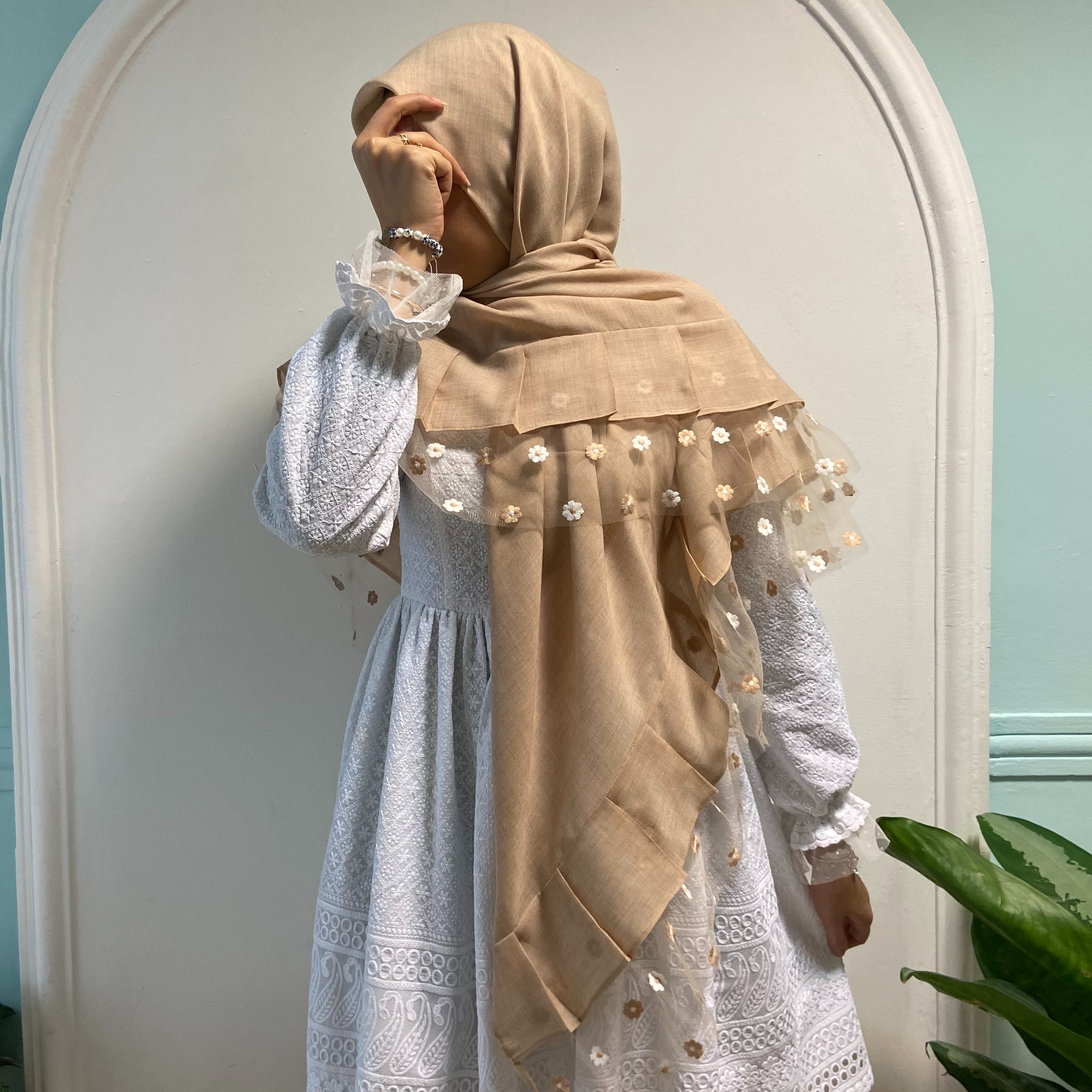 روسری کرم دورچین تور شکوفه گلدوزی (وال نخی)