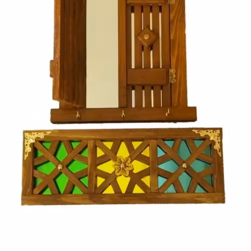 پنجره سنتی با طاقچه چوبی با آینه و شیشه رنگی