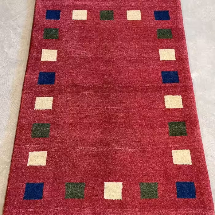 گبه دستباف یک و نیم متری طرح قرمز ساده دور خشتی کد 4886