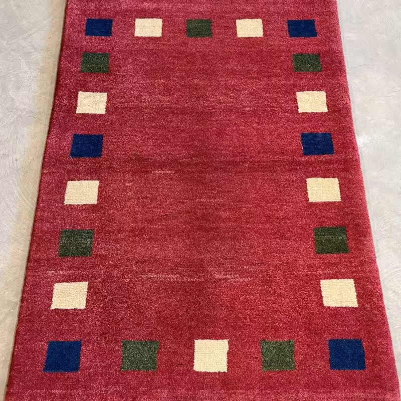 گبه دستباف یک و نیم متری طرح قرمز ساده دور خشتی کد 4886