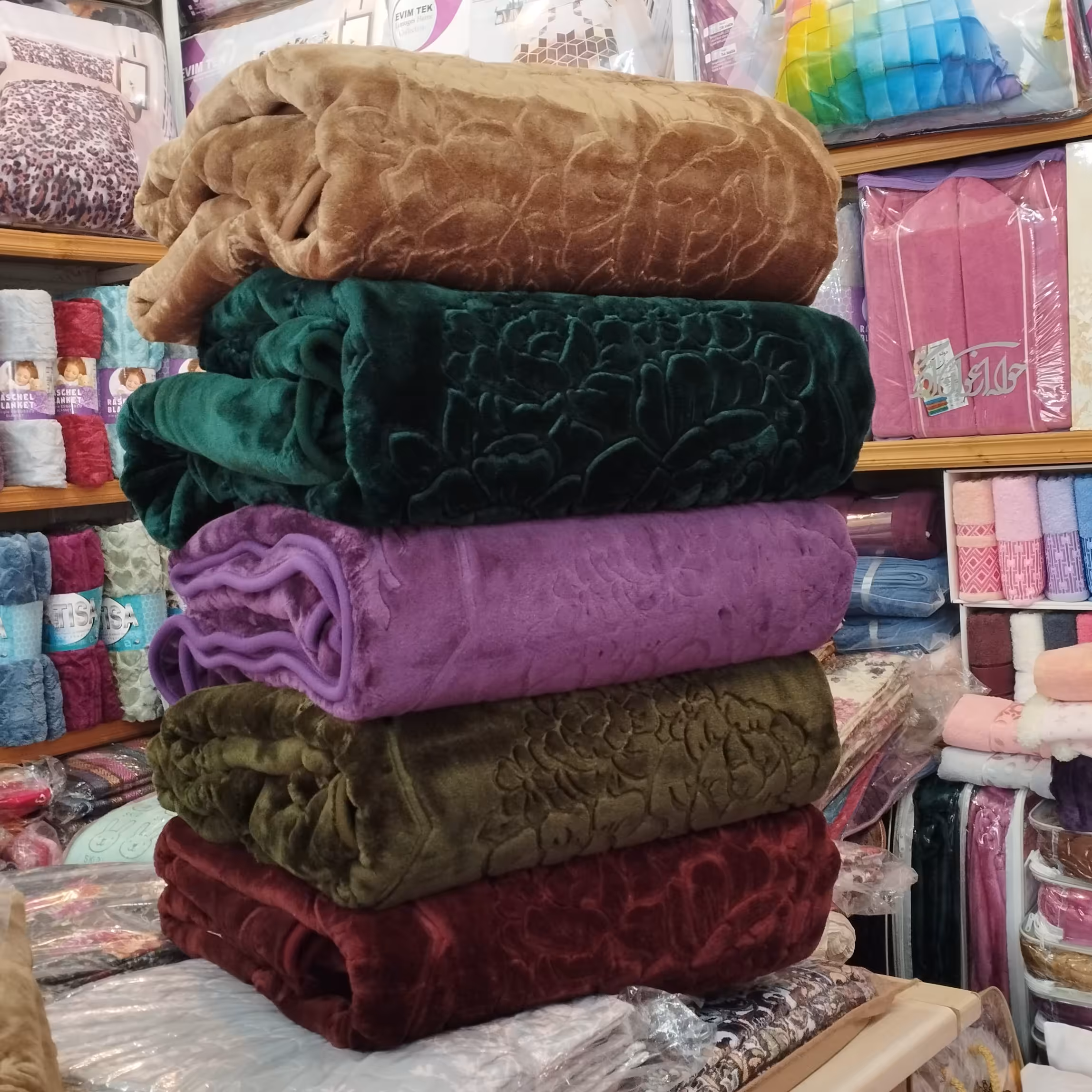 پتو نرمینه یکنفره مدل طلایی gold وزن بالا تک رنگ دارای جعبه صادراتی با تراکم بافت سنگین   در رنگهای مختلف