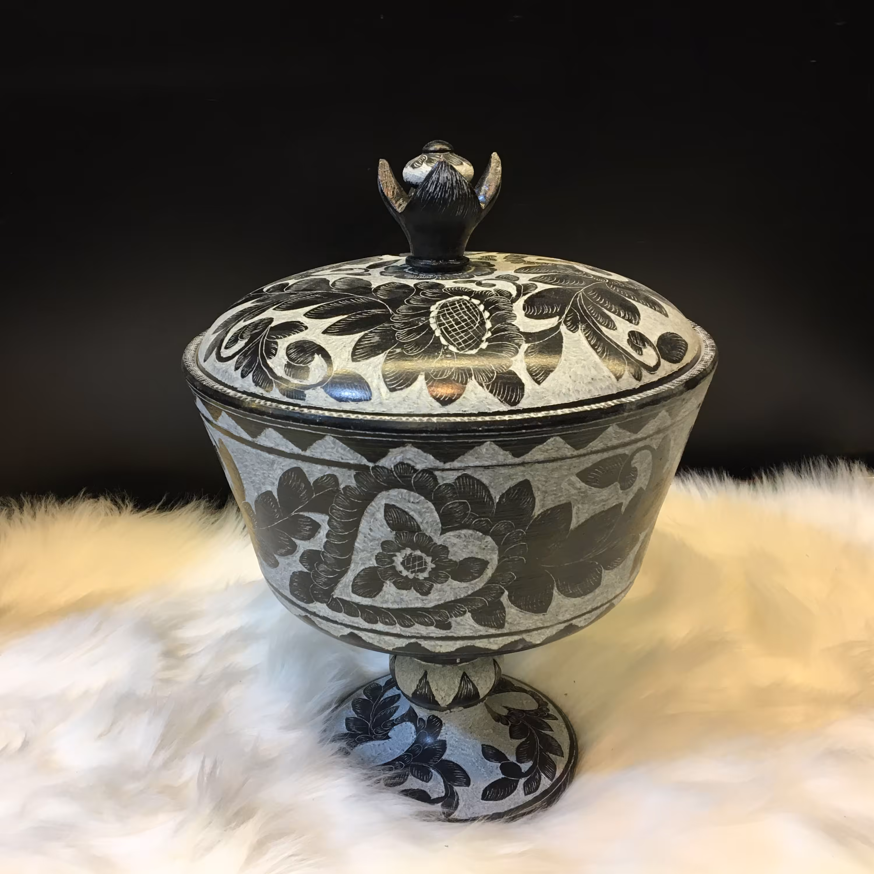 شکلات خوری سنگی پایه دار