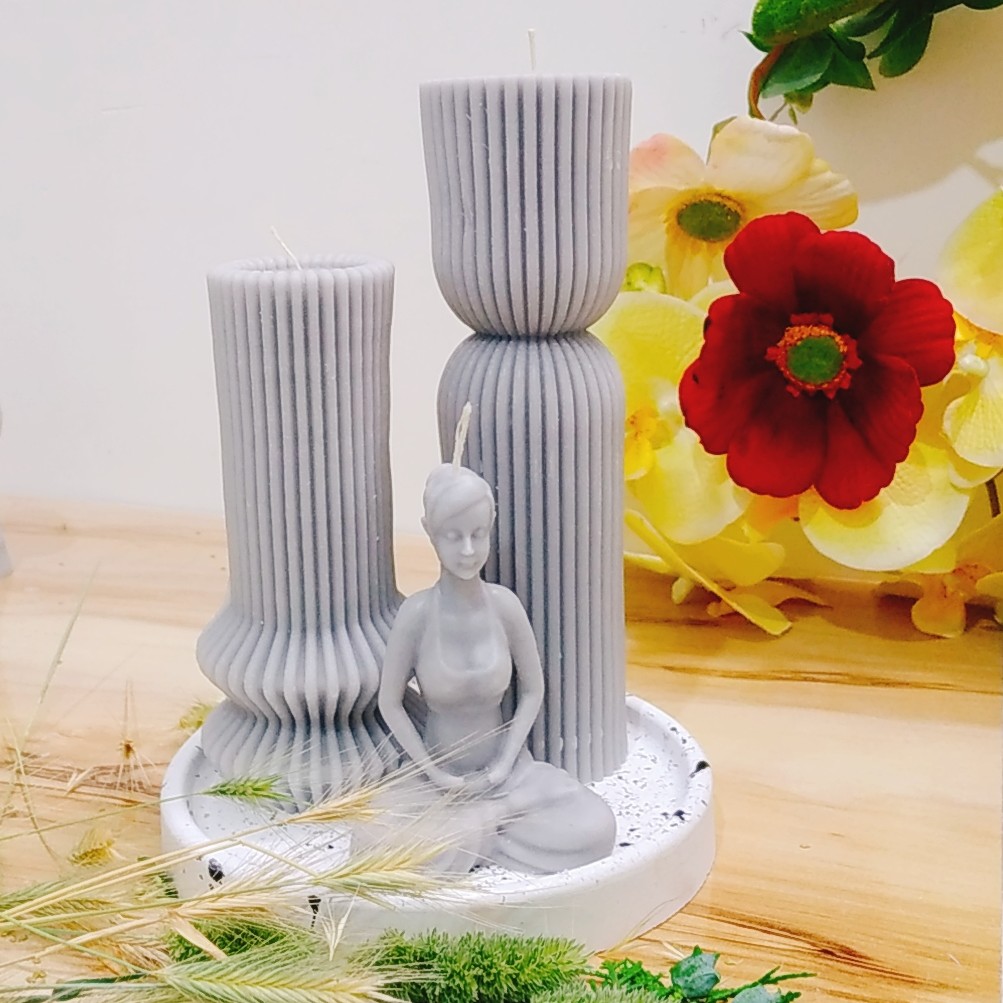 شمع شیار دار  و دختر یوگا