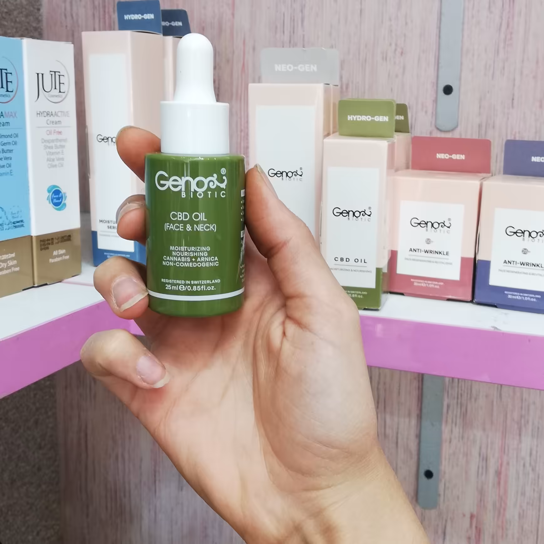 روغن رطوبت رسان صورت و گردن ژنوبایوتیک 