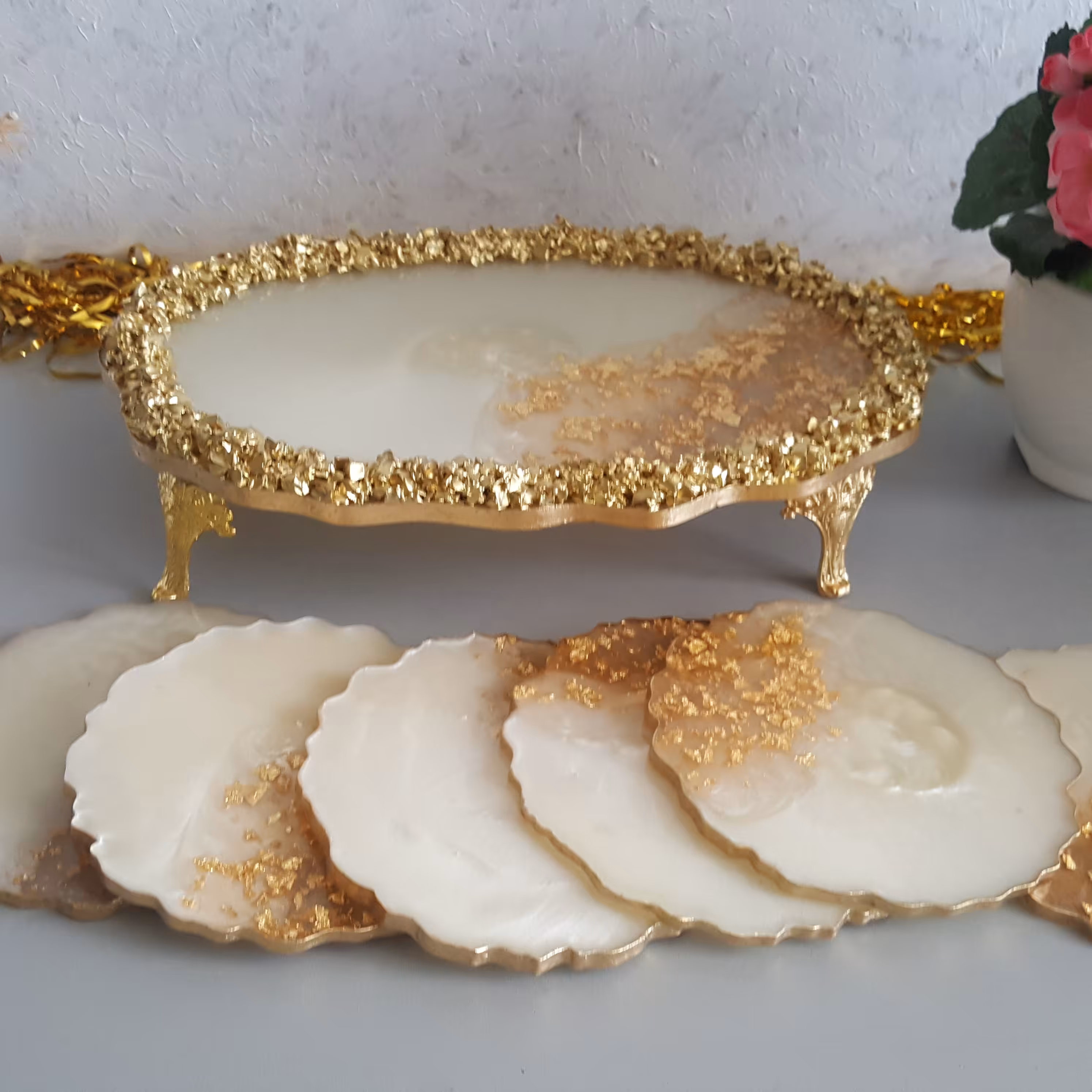 سینی رزینی سفید طلایی و زیر لیوانی 