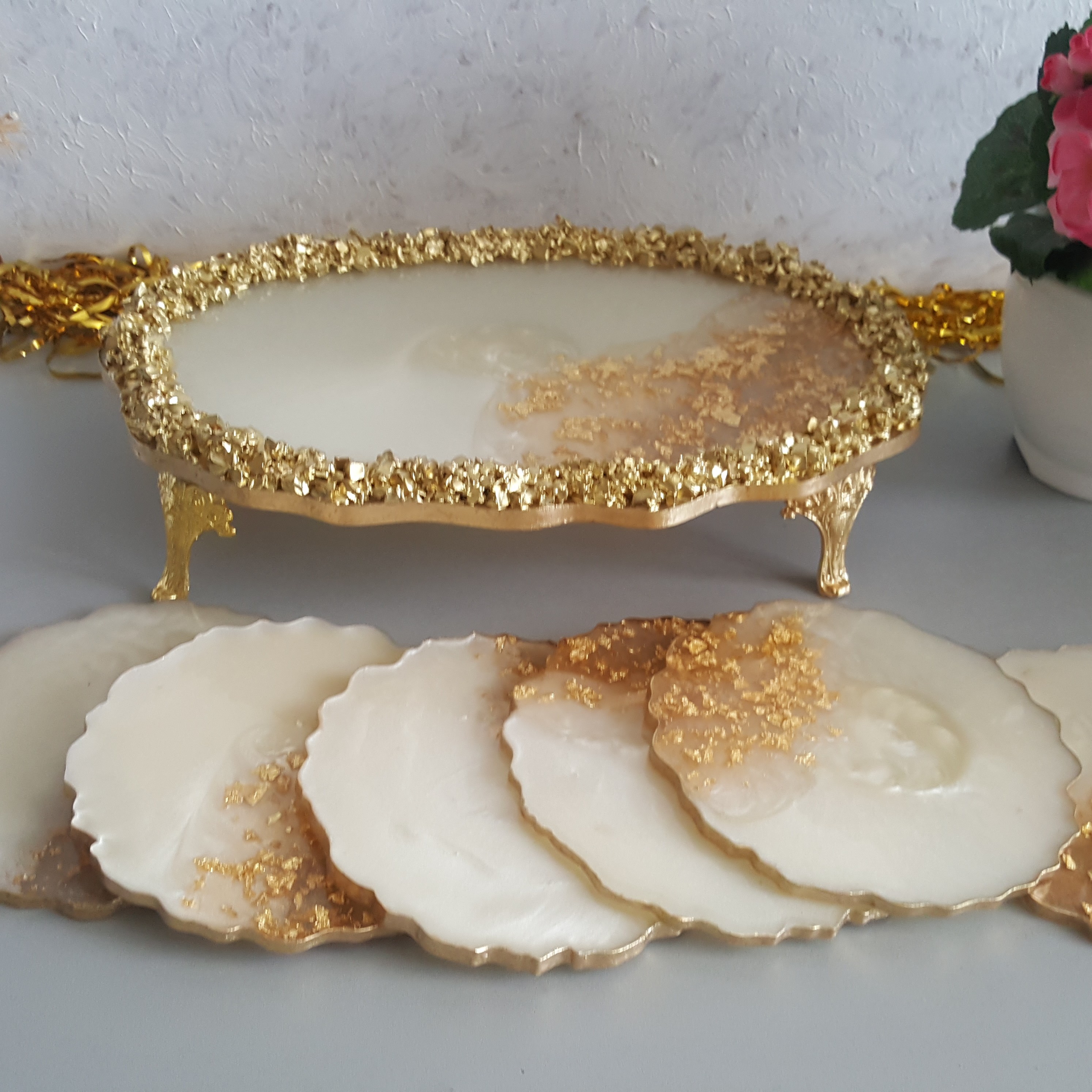 سینی رزینی سفید طلایی و زیر لیوانی