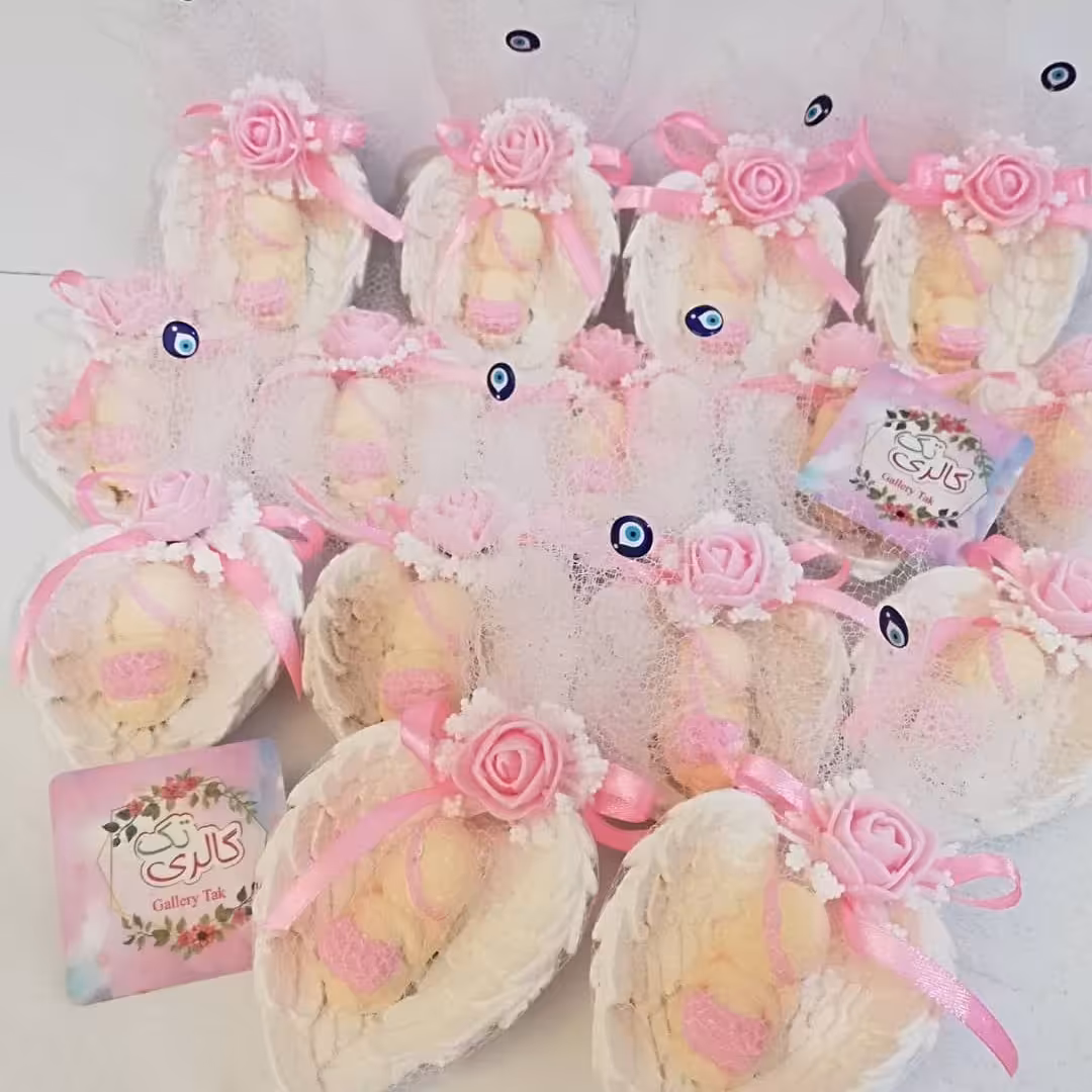 گیفت و بال و نوزاد دخترانه