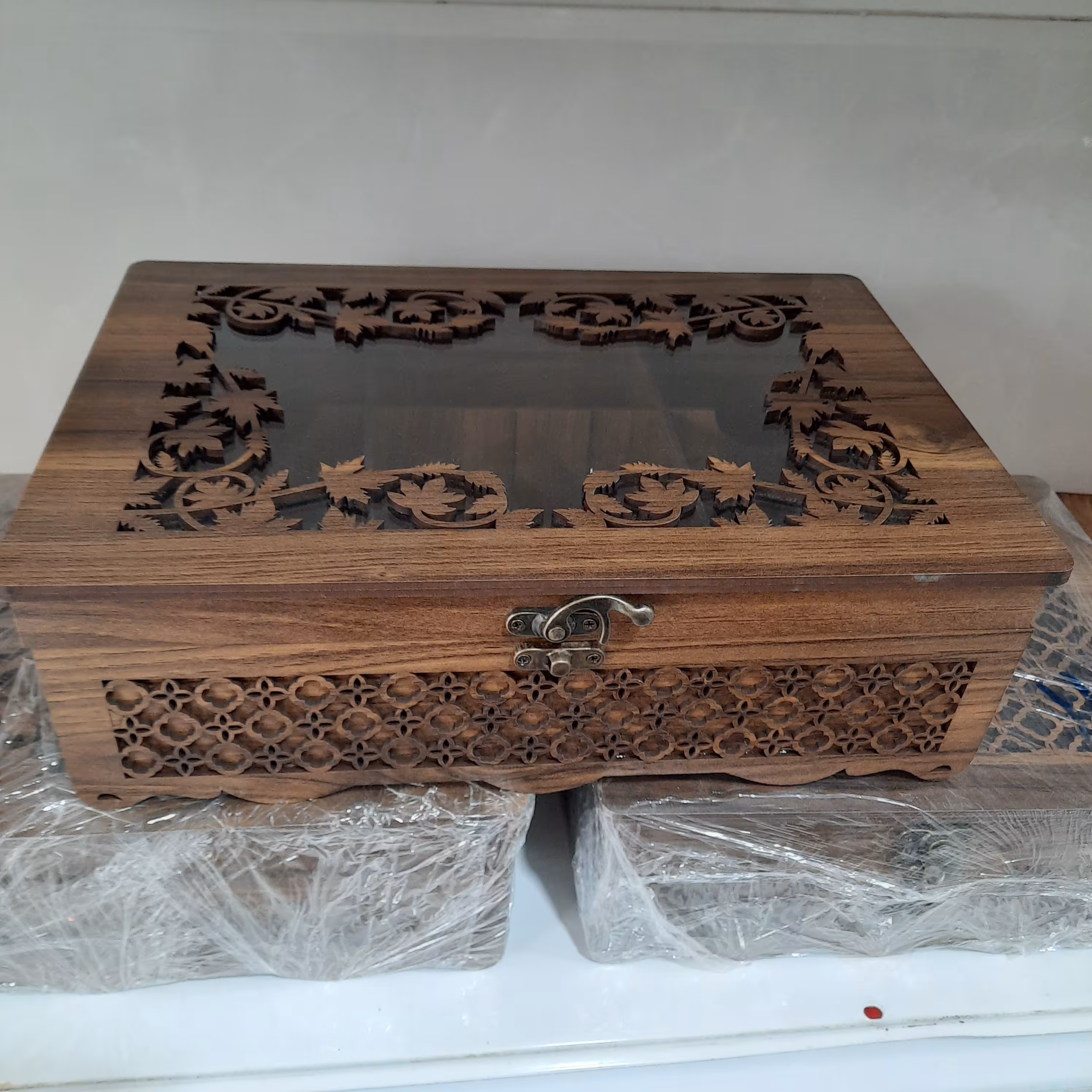 تی بگ  و جعبه پذیرایی چوبی  مستطیل ،طرح دار، در قفل دار