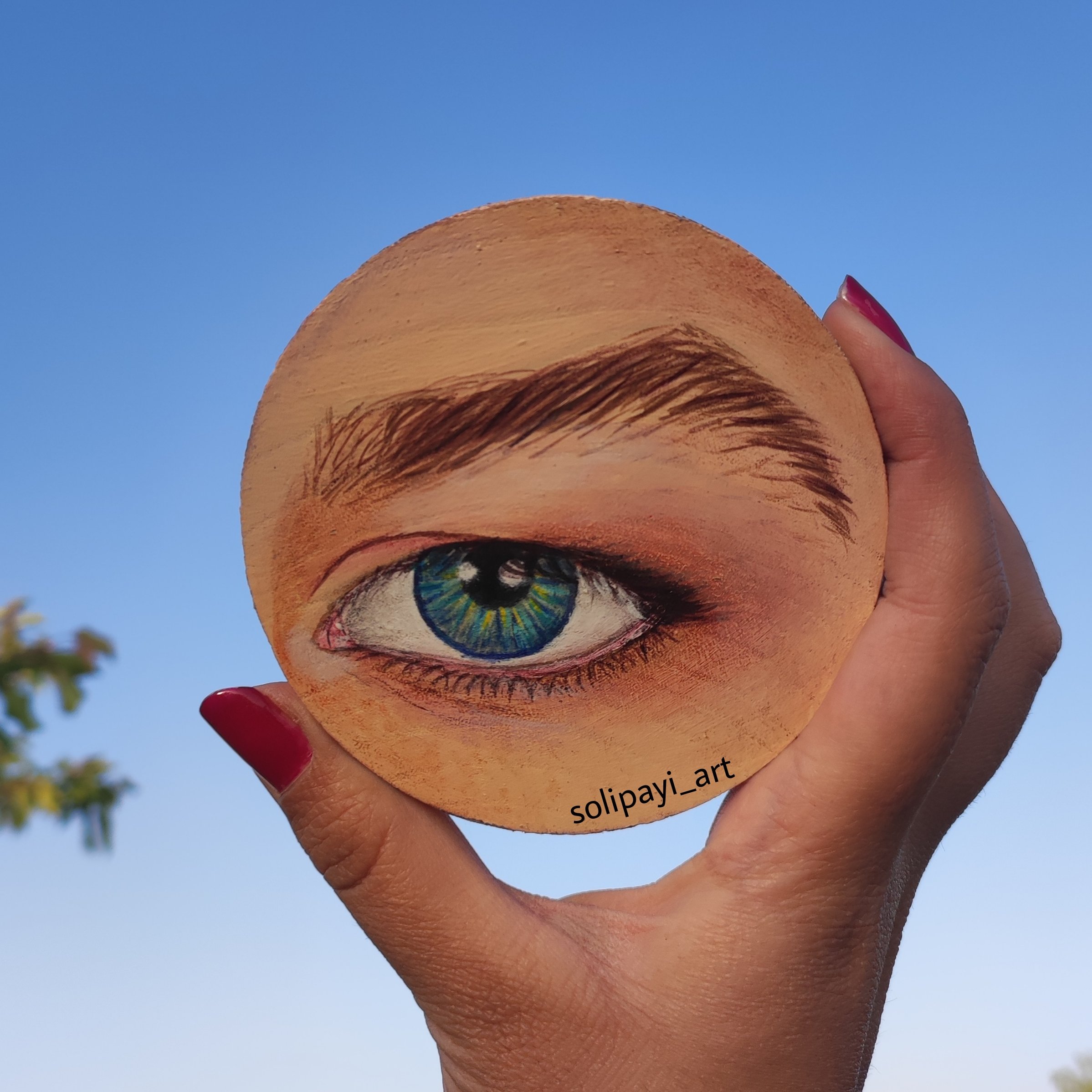 نقاشی چشم روی چوب از روی عکستان