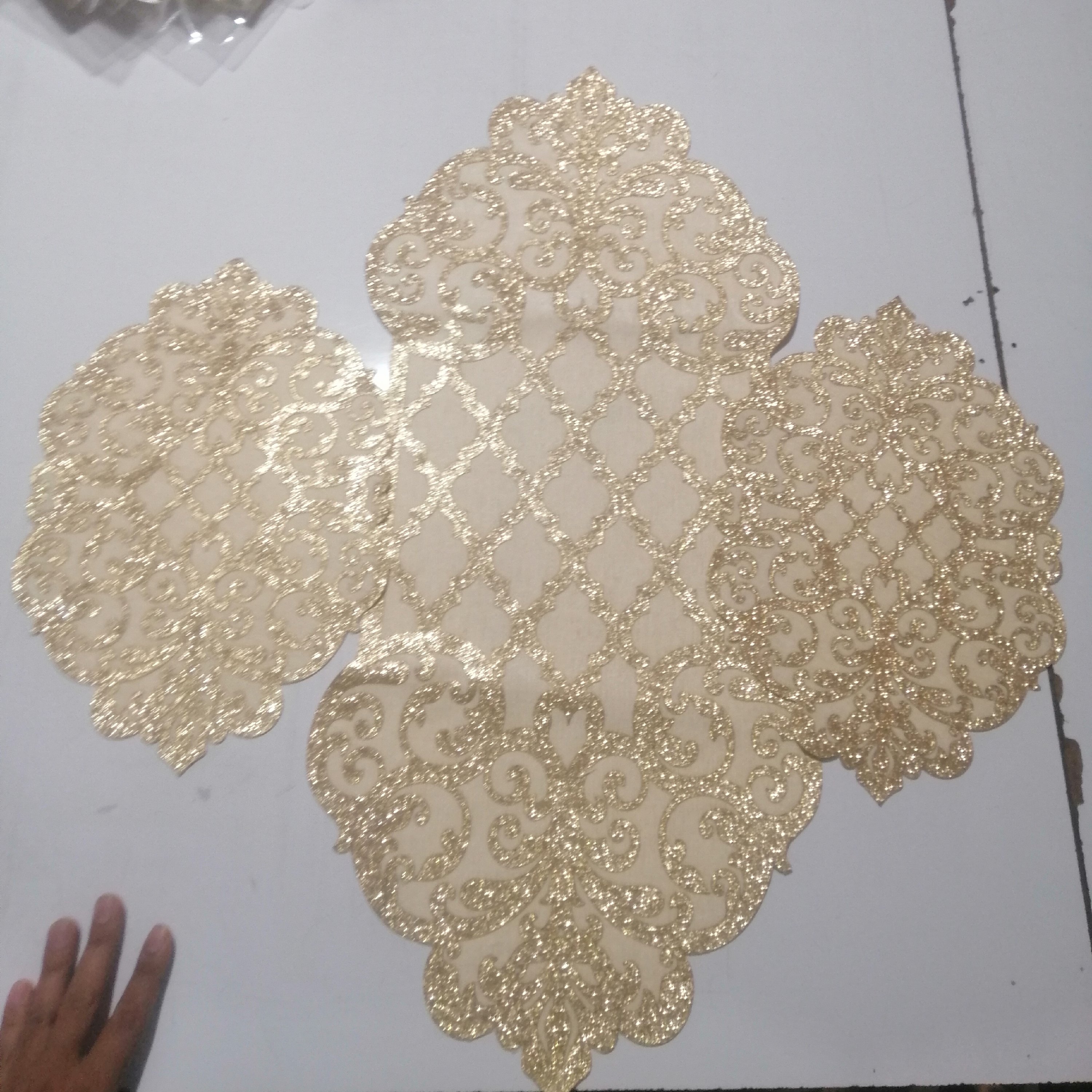 رومیزی طرح  شکوه  مناسب برای میز جلو مبلی  سلطنتی