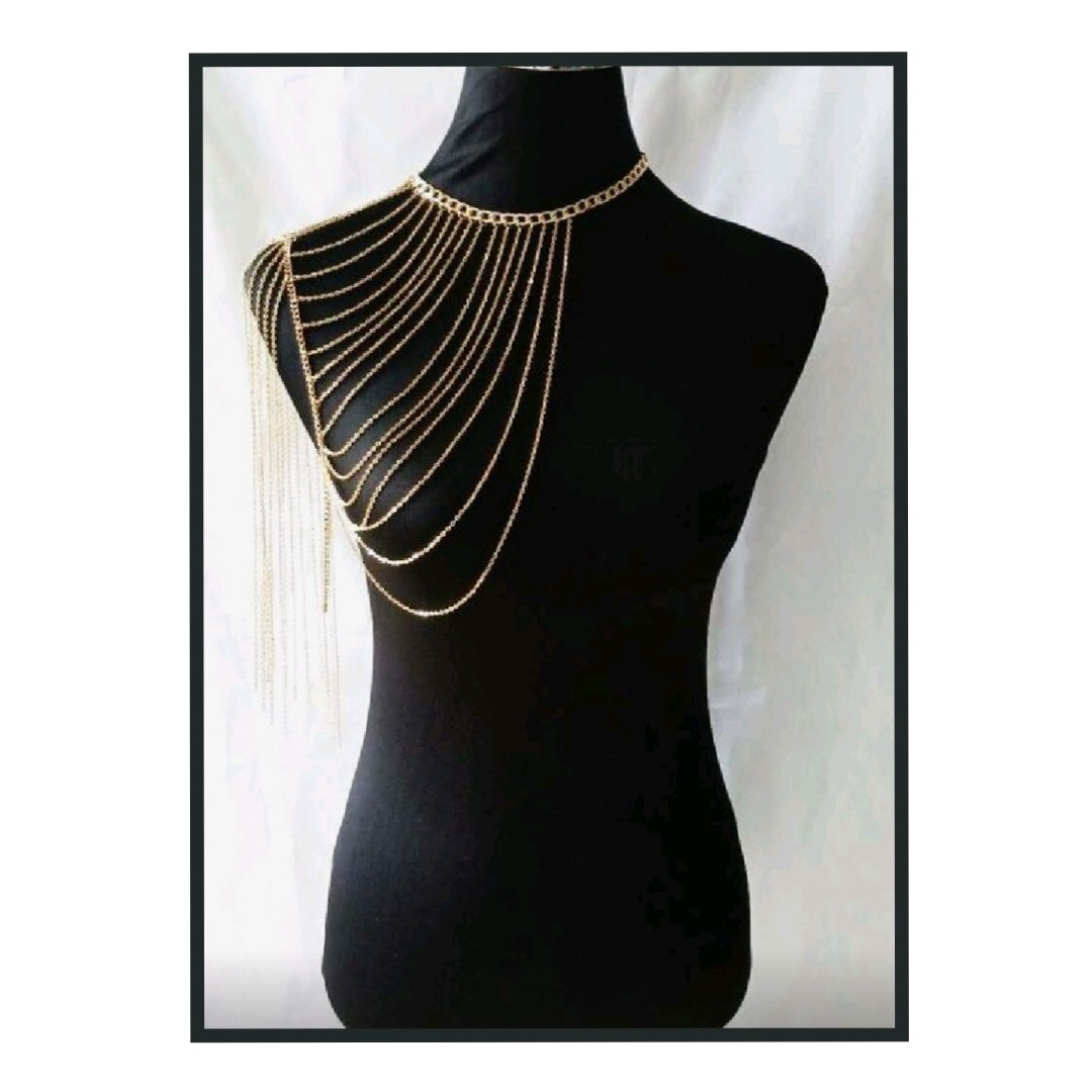 تزئین روی شانه لباس با زنجیر  و کریستال 