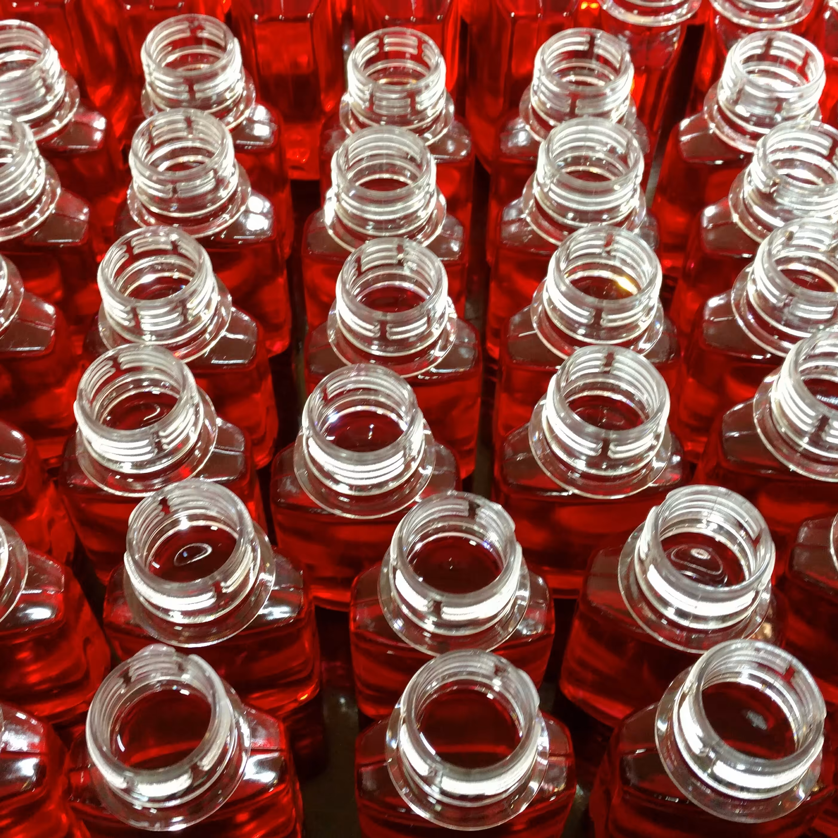 سس انار در سایز متوسط با وزن 170 گرم با طعم ترش با رنگ قرمز