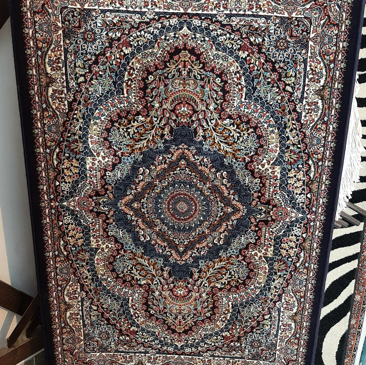 قالیچه فرش مشهد ابعاد 1 متر در 1.5 متر زمینه سرمه ای (تراکم 2550 ، شانه 700)