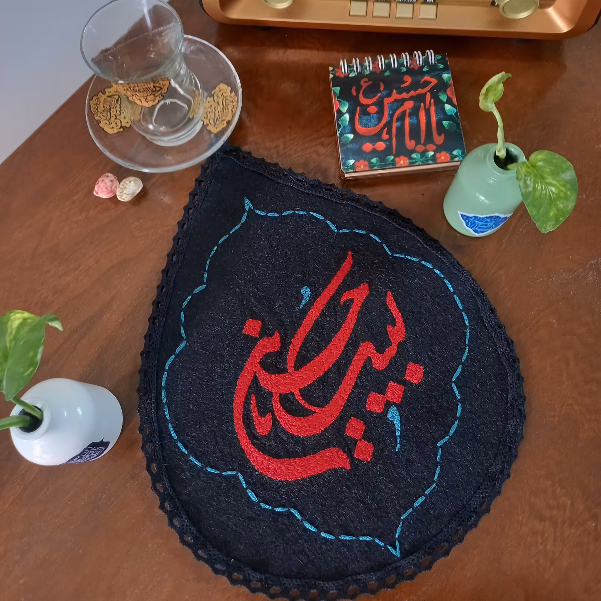 کتیبه گلدوزی لَبَّیک یا حُسَین(علیه السلام)