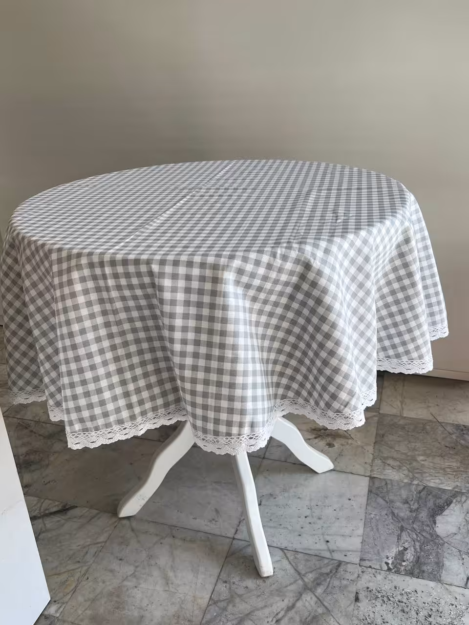 رومیزی گرد داک- طرح چهارخانه طوسی ریز