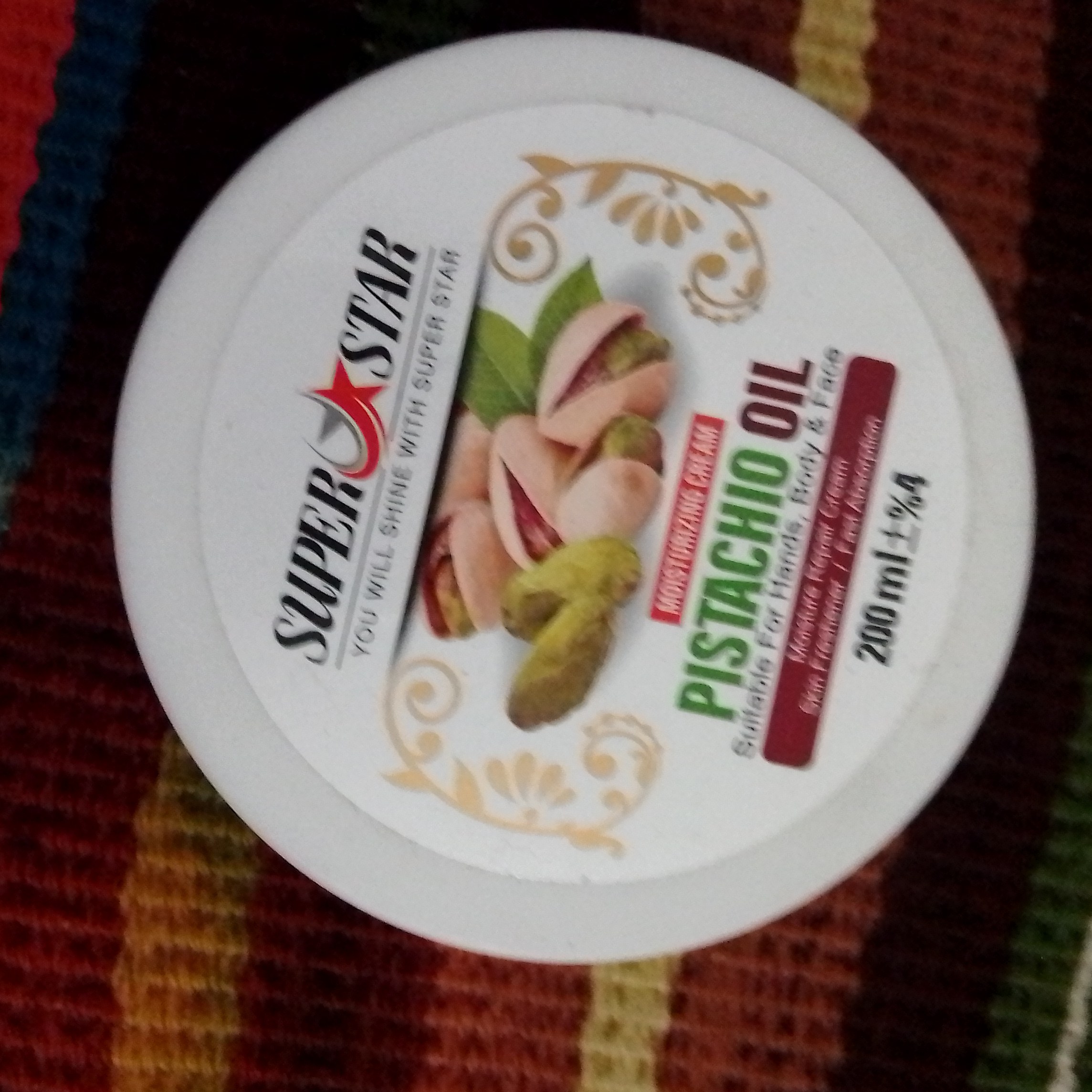 کرم مرطوب کننده حاوی روغن پسته 