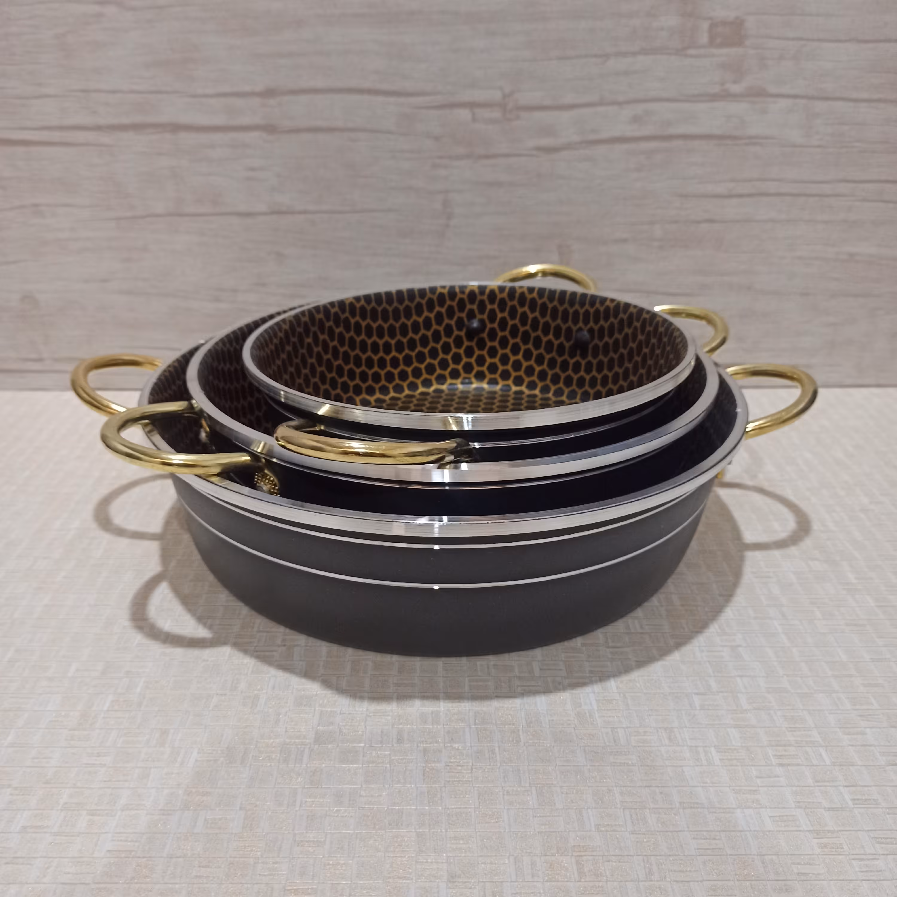 سه تابه زنبوری بدون درب با دسته طلایی  و روکش تفلون مناسب برای استفاده خانگی