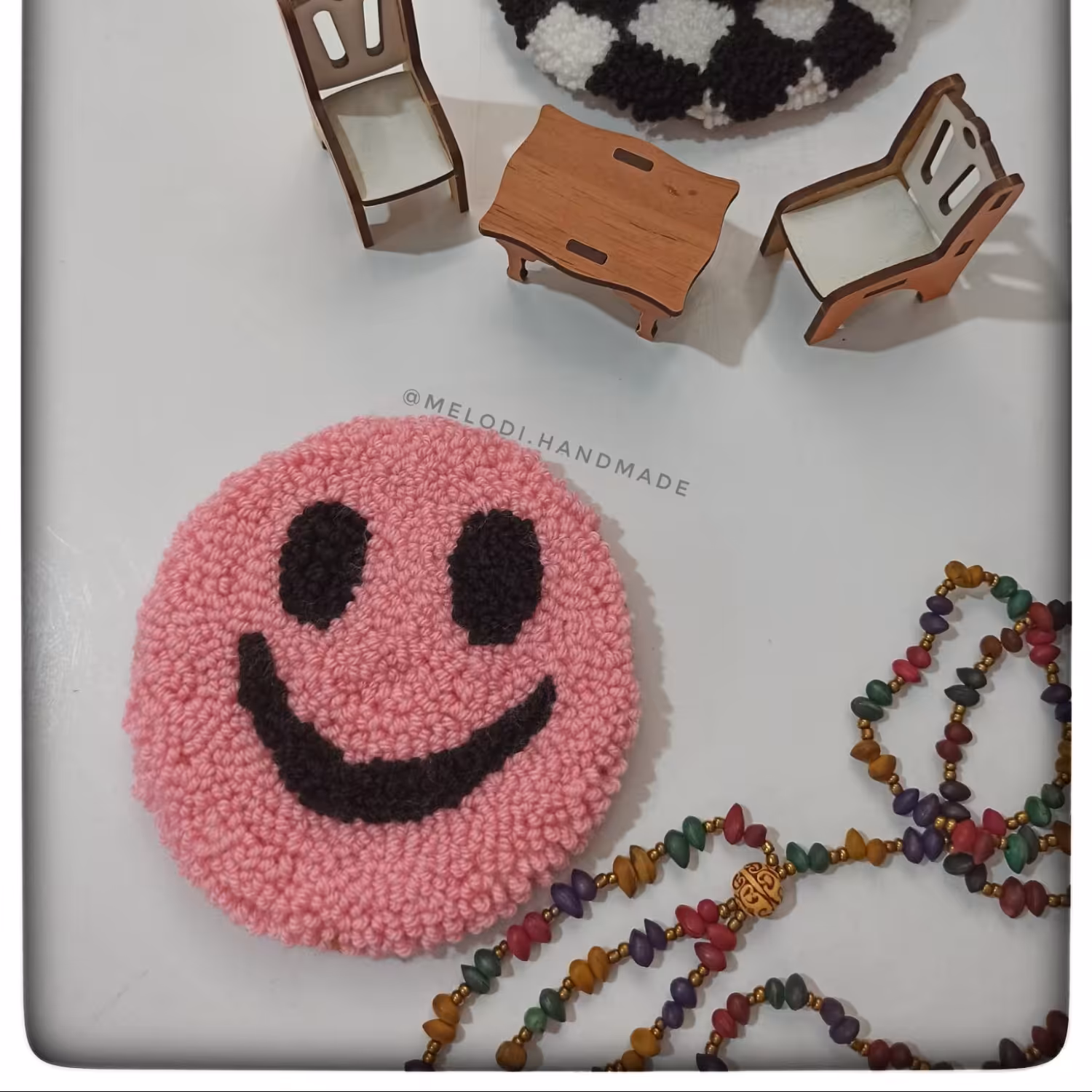 زیرلیوانی پانچدوزی طرح لبخند