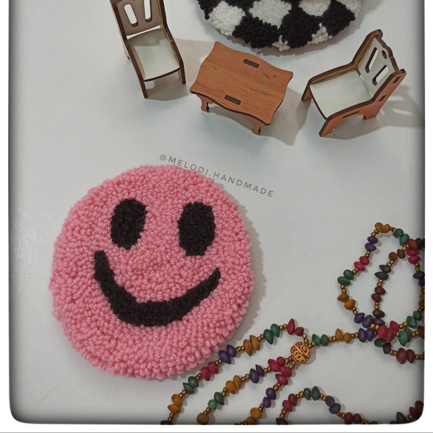 زیرلیوانی پانچدوزی طرح لبخند