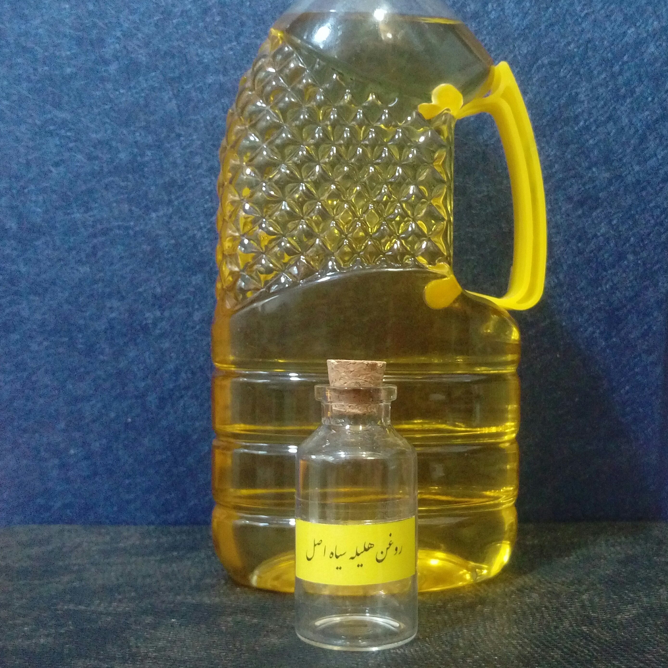 روغن هلیله سیاه خالص 30 میلی لیتر در ظرف شیشه‌ای همراه با درب چوب پنبه