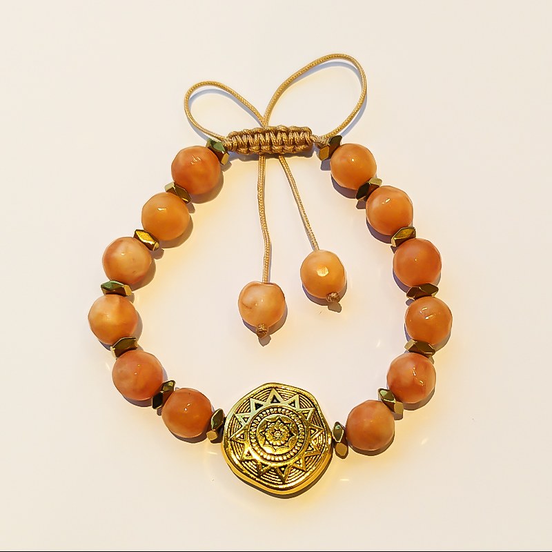 دستبند خورشیدک با سنگ عقیق گلبهی و پلاک طلایی مناسب هدیه و روزمره