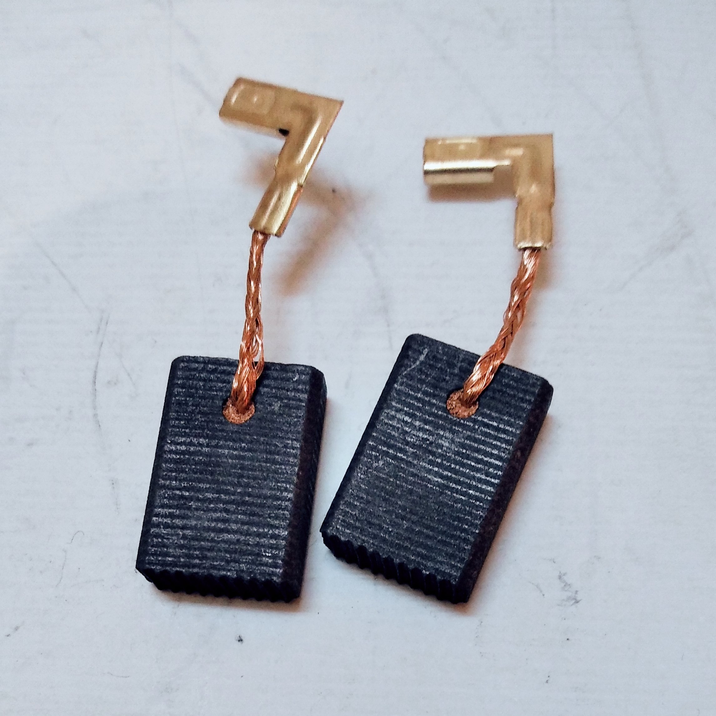 ذغال  مینی فرز های ماکیتا 9557 و 9554 درجه یک طبق تصاویر و توضیحات 