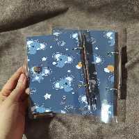 کلاسور  جلدشفاف (شیشه ای) ، ابعاد 18 در  13.5 ، رنگ سرمه ای،  به همراه صد برگ کاغذ نخودی رنگ خط دار ، تولید داخلی 