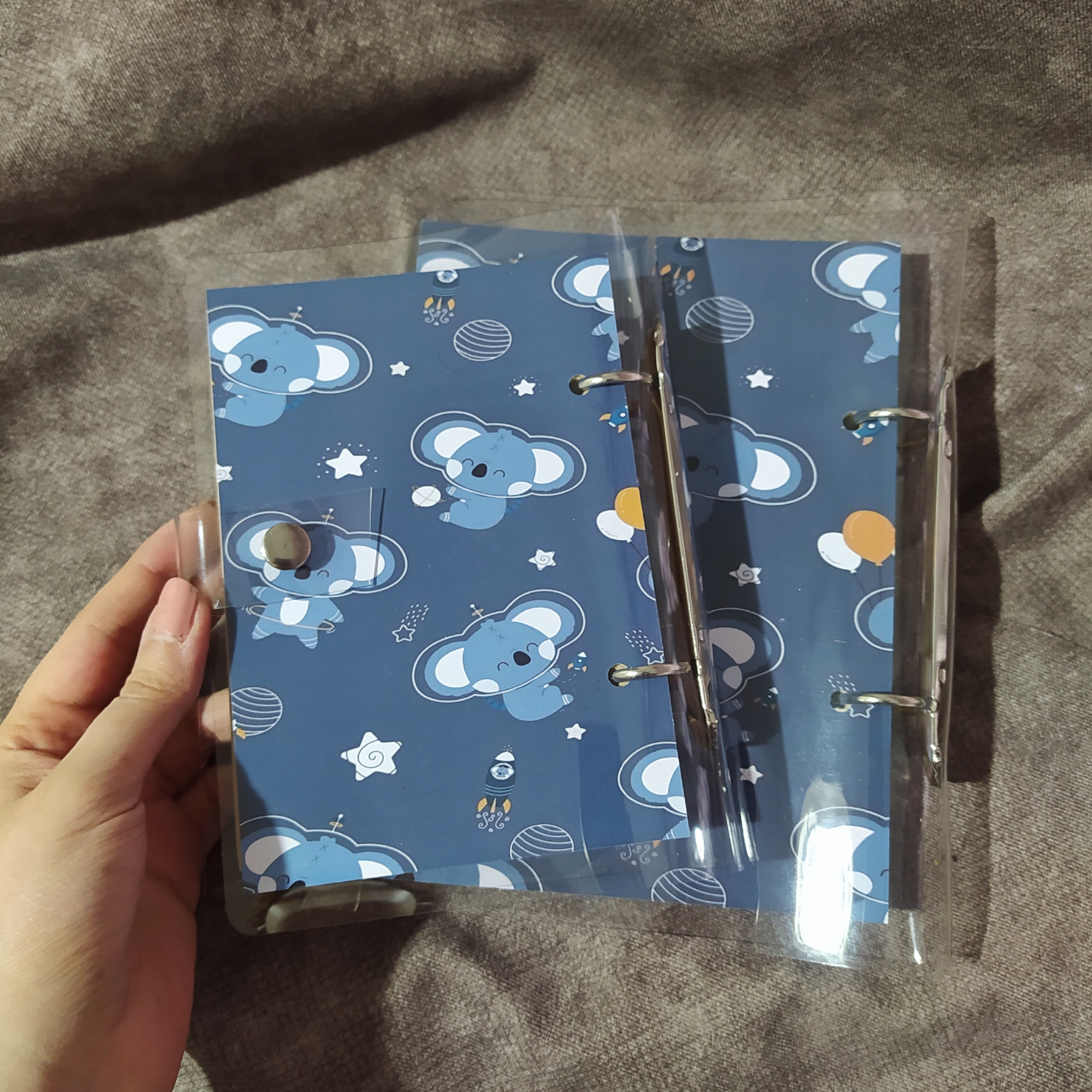 کلاسور  جلدشفاف (شیشه ای) ، ابعاد 18 در  13.5 ، رنگ سرمه ای،  به همراه صد برگ کاغذ نخودی رنگ خط دار ، تولید داخلی 