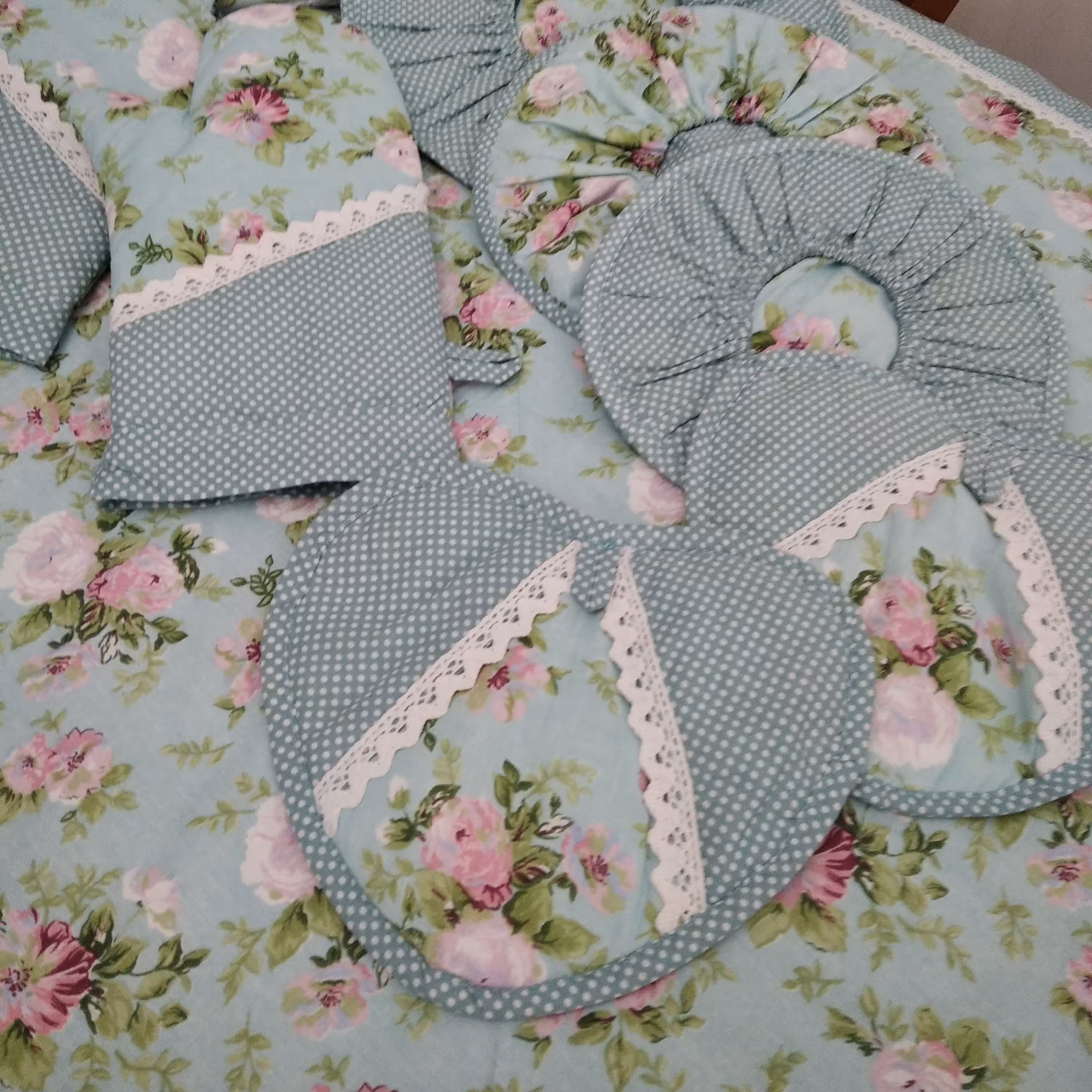 سرویس دمکن آشپزخانه عروس شامل 9تیکه با پارچه کتان و نخ شامل 3 دمکن 1پیشبند 2دستگیره 1نمگیر 2دستکش