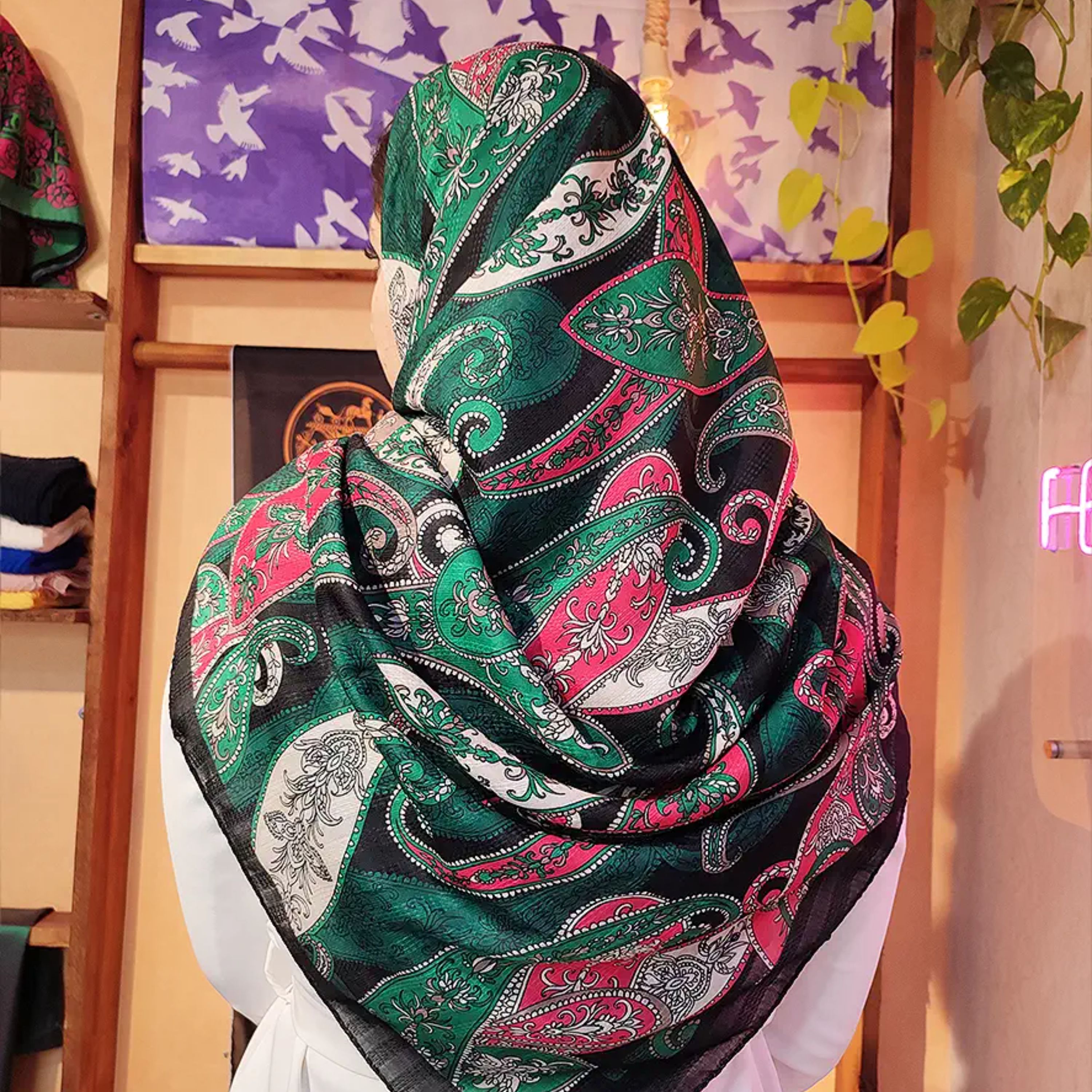 روسری طرح ترمه سنتی سبز و قرمز نخی کد 8611