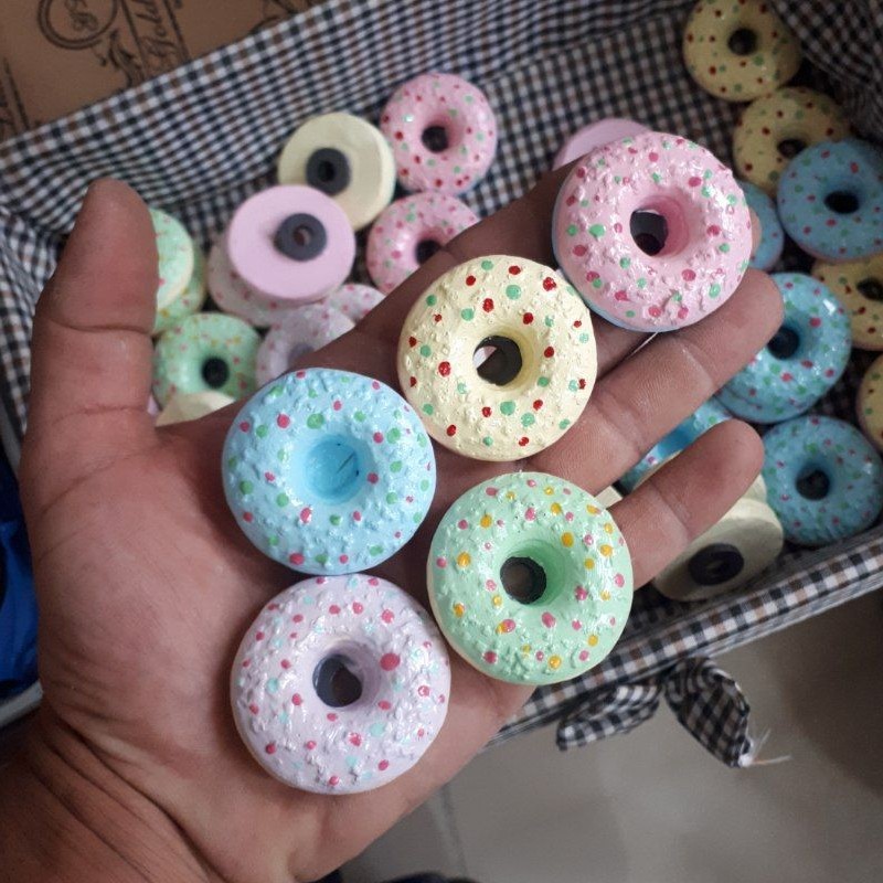 مگنت طرح دونات
مگنت طرح دونات قابل استفاده روی سطوح فلزی و ظرف شیرینی برای داشتن ظاهری زیباتر آهن ربا داخل محصول