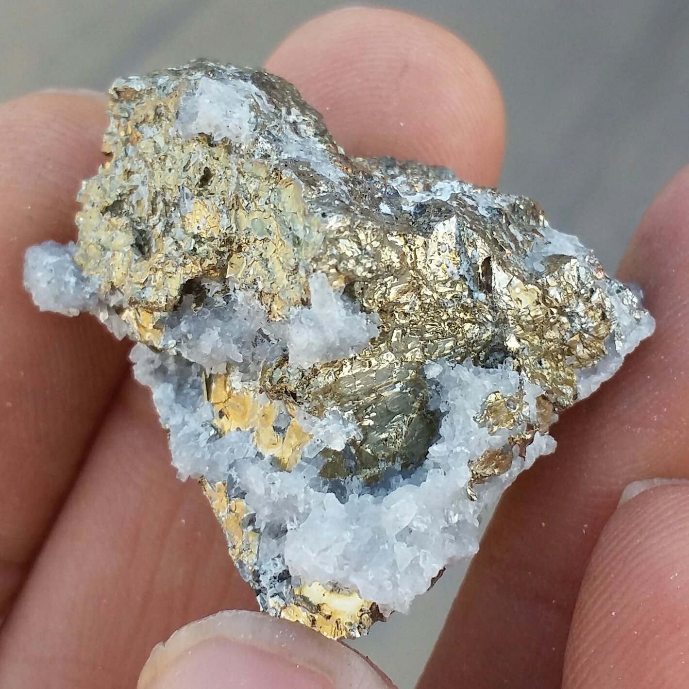 نمونه فوق کلکسیونی سنگ راف  پیریت طلایی ملقب به سنگ طلا همرشدی با بورنیت 100 در 100 طبیعی شاهکار خلقت
کد 9355