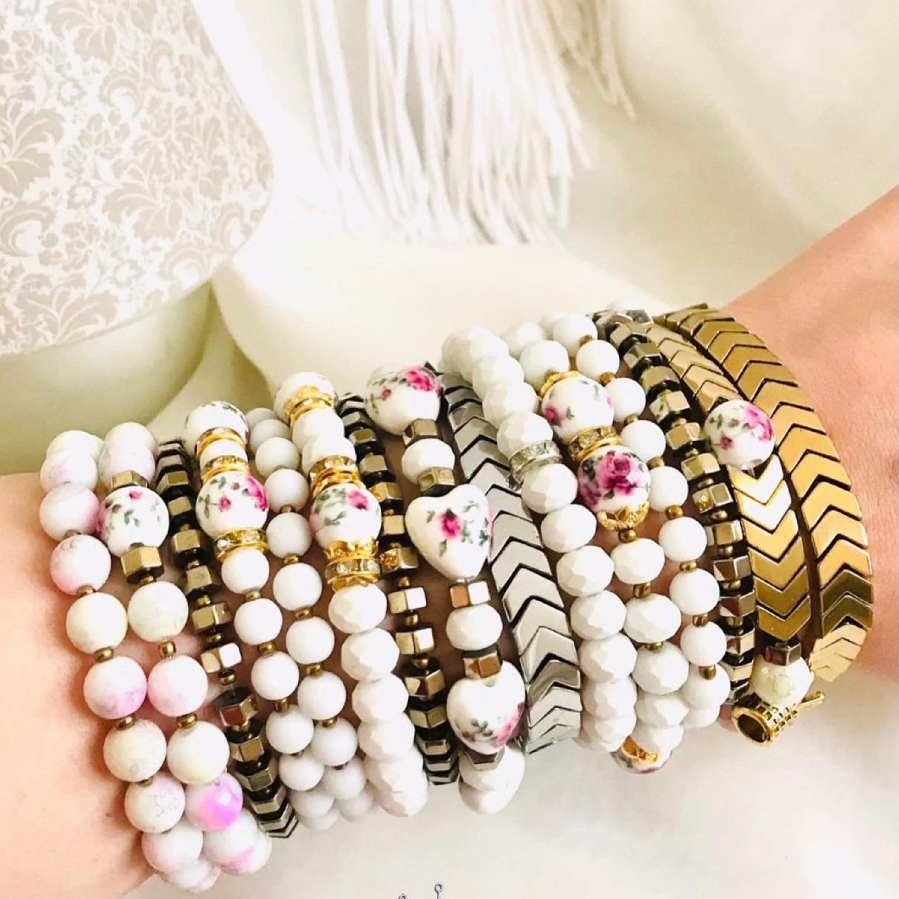 دستبند مهره گل سرخی 