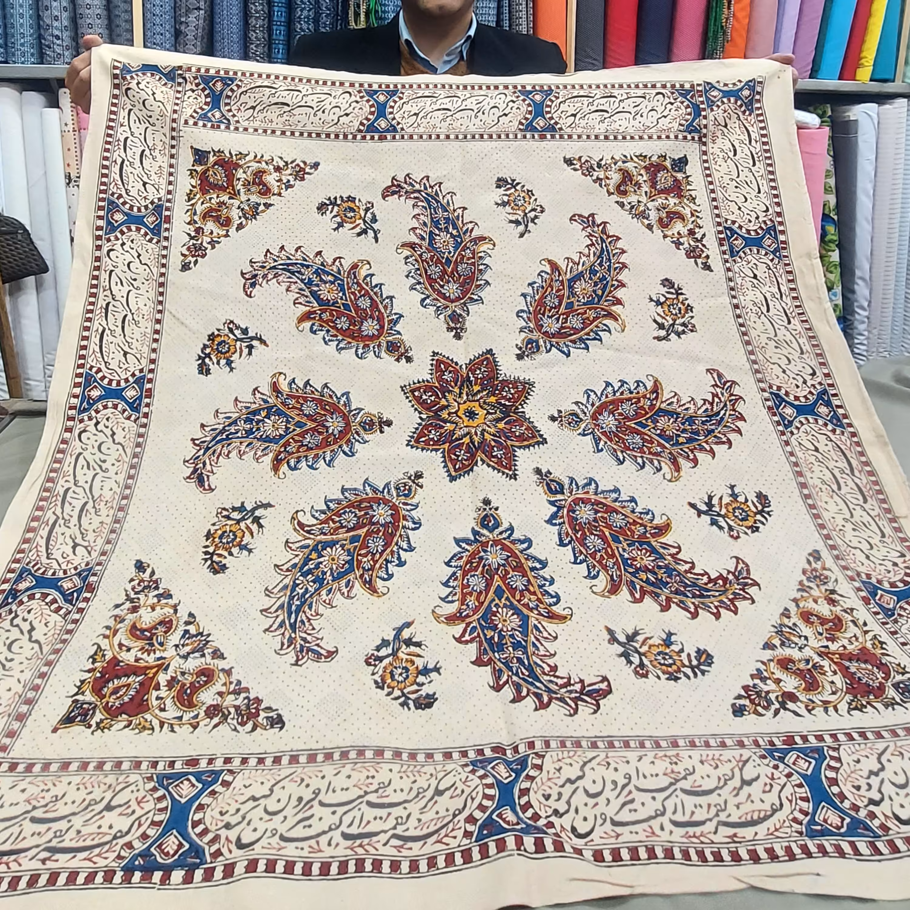 سفره قلمکار سفره کرباس سفره چیت گری ،دور دوخته صادراتی حاشیه شعر طرح بُته خورشید سنتی (درجه2 در بین دسته کیفیت اعلا)