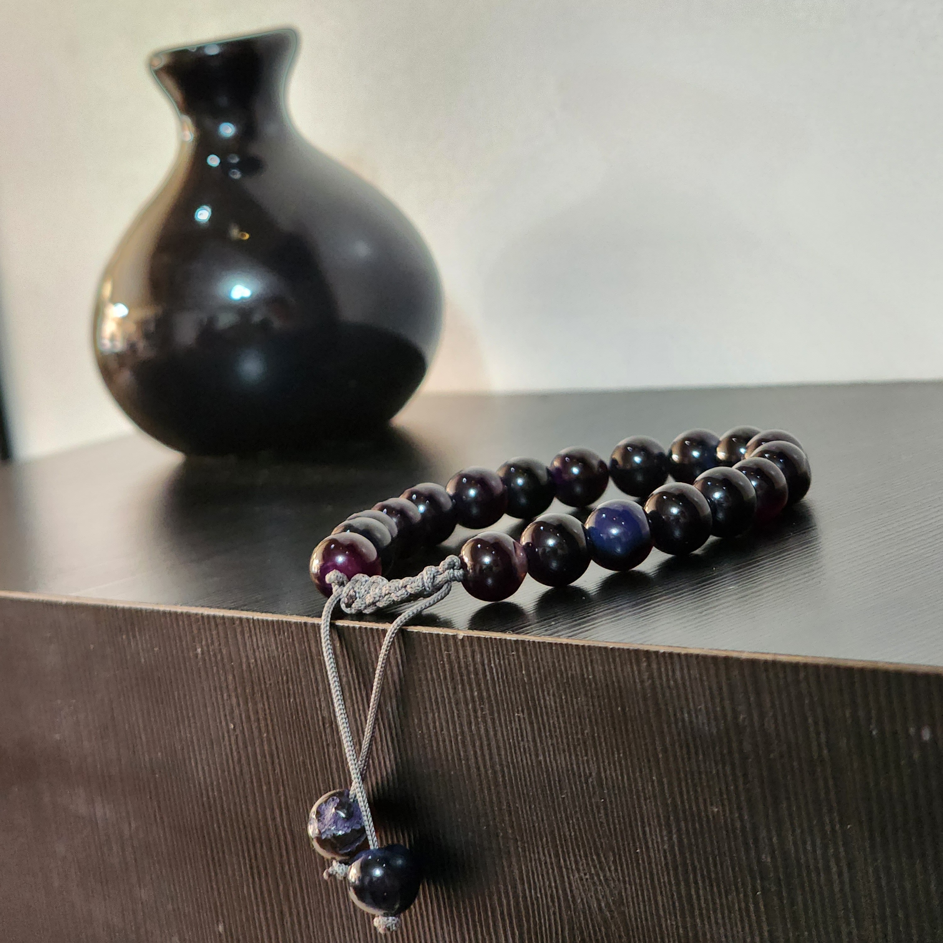 دستبند سنگی درخشان با بند کشویی