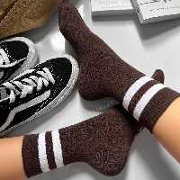 جوراب دوخط زمینه قهوه ای پررنگ نیم ساق نخ پنبه