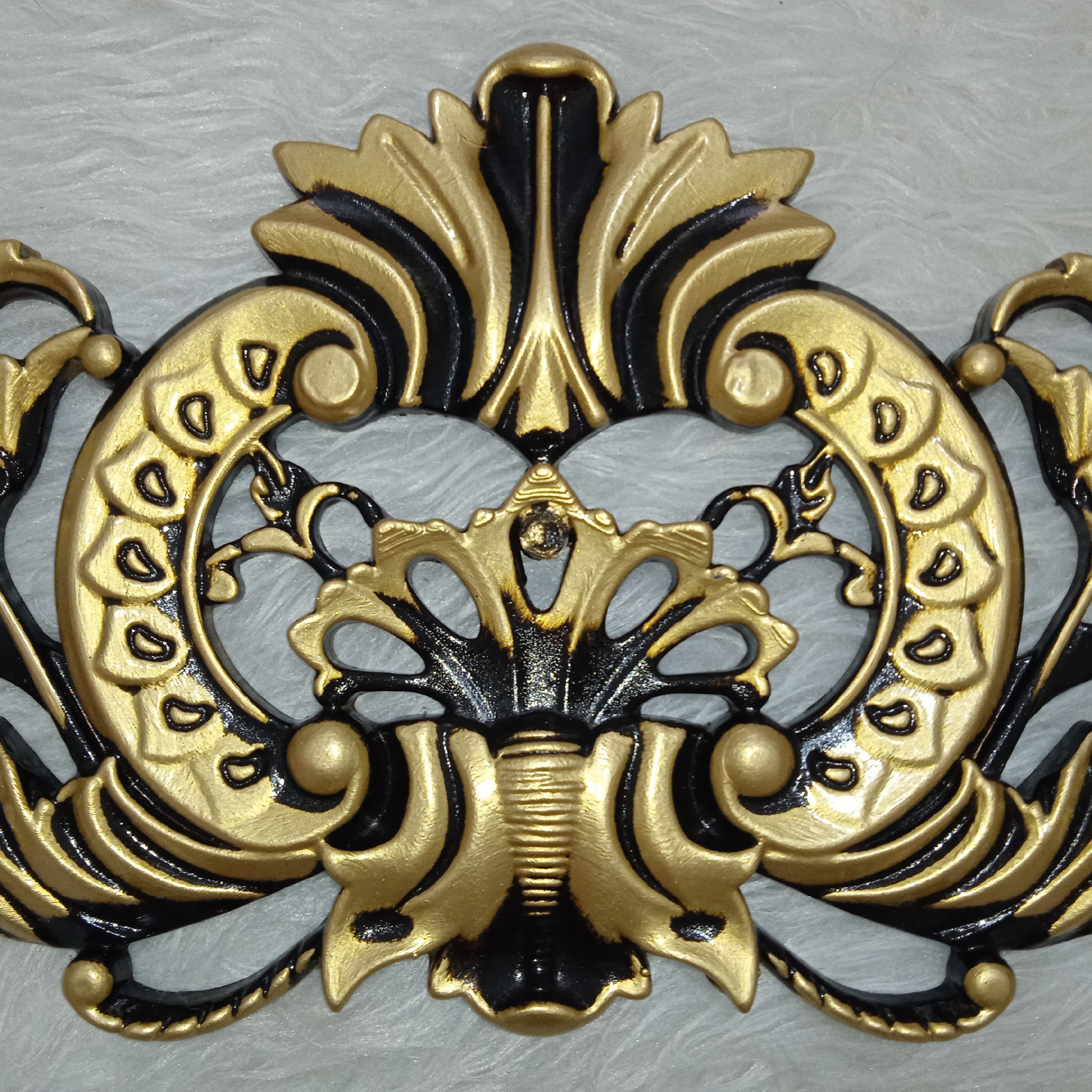 قطعه تزئینی تاجی. پلیمری. طلایی جدید شاپان. آماده نصب 