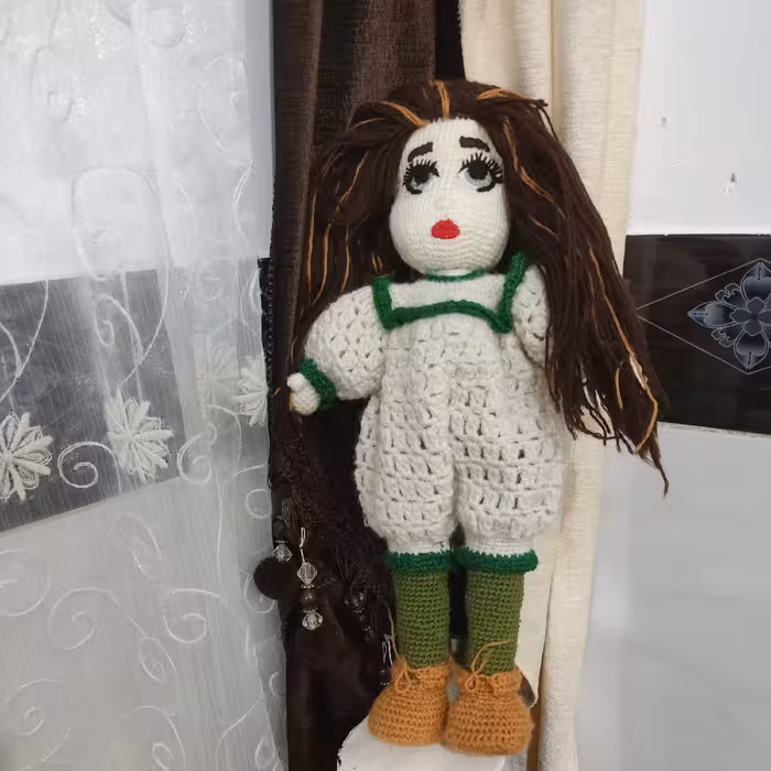 عروسک بافتنی مدل دختر گیسو کمند کاملا کار دست میباشد 