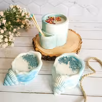 جاشمعی بتنی باجای کبریت رنگ آبی سفیدباشمع سفید استوانه باتزیین گل های رنگارنگ