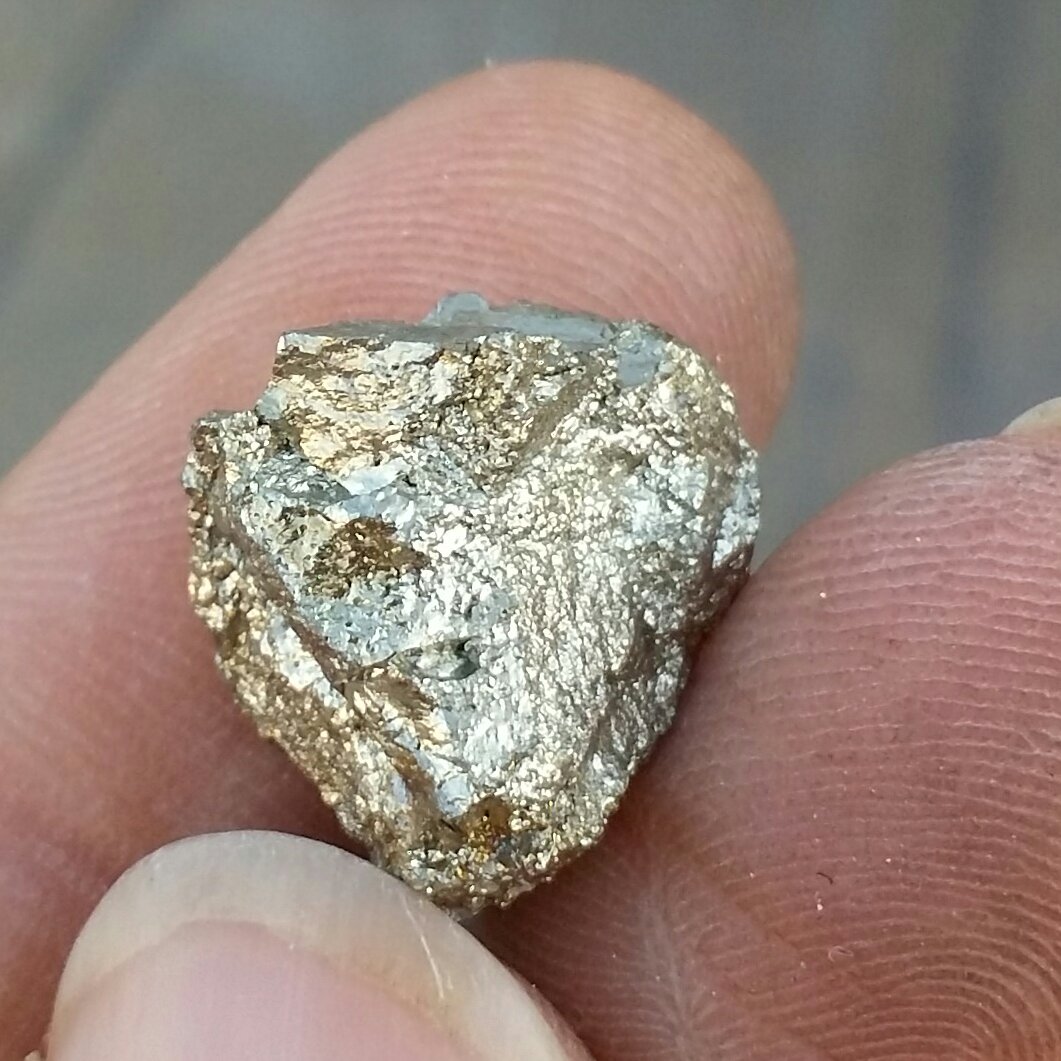 سنگ راف حبه شده پیریت طلایی ملقب به سنگ طلا 100 در 100 طبیعی شاهکار خلقت
بی نظیر
کد 9718