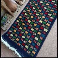 فرش دستبافت بانوی ترکمن طرح مدرن