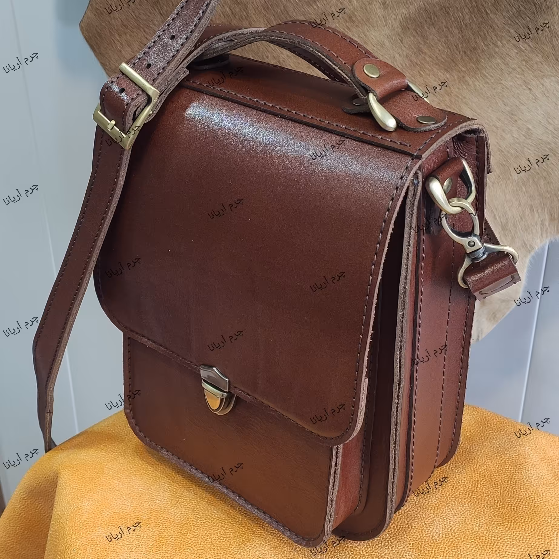 کیف دوشی چرم . دوخته شده با چرم گاوی اعلا و نخ موم زده