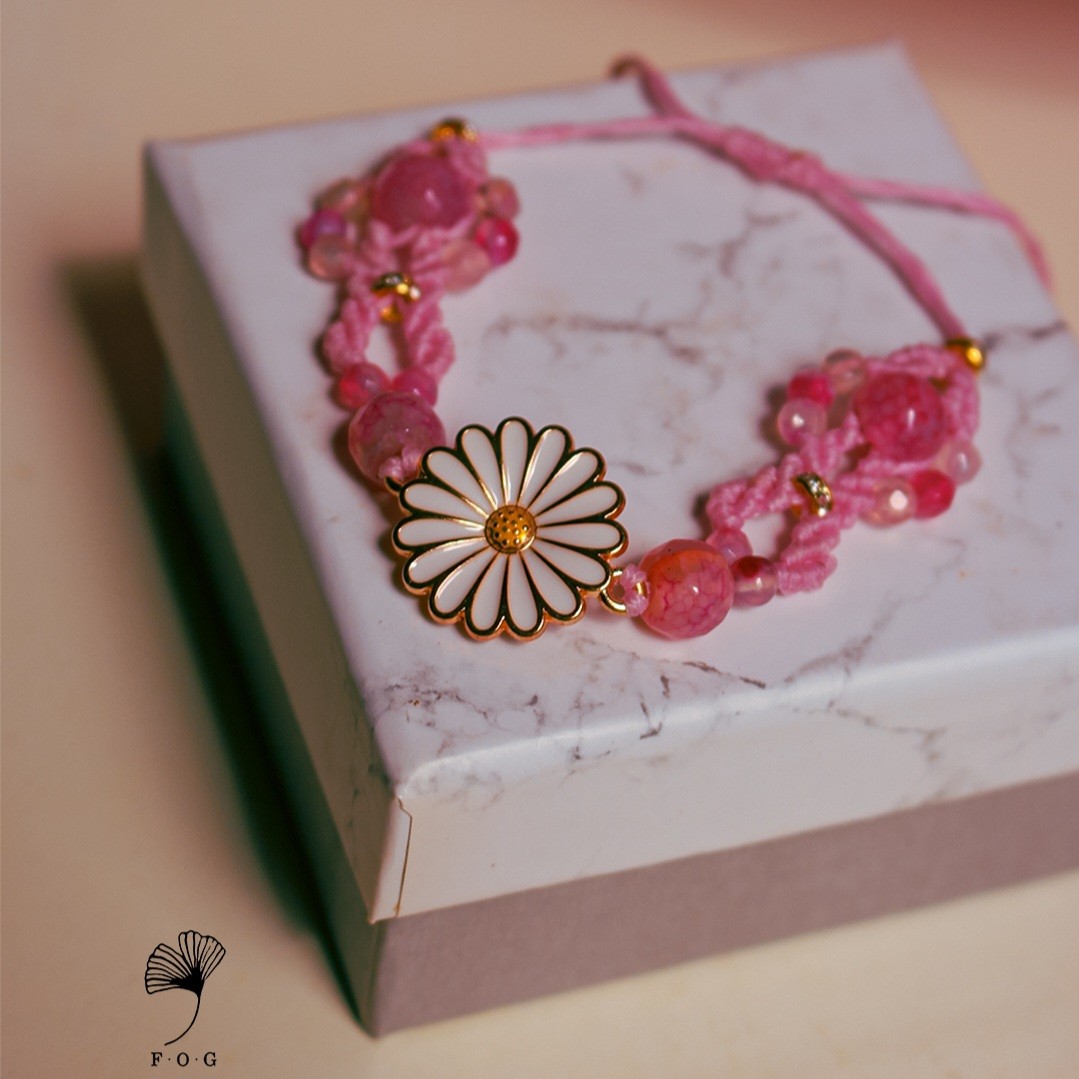 دستبند دستبافت میکرومکرومه با پلاک استیل بابونه و سنگ عقیق سلیمانی صورتی 