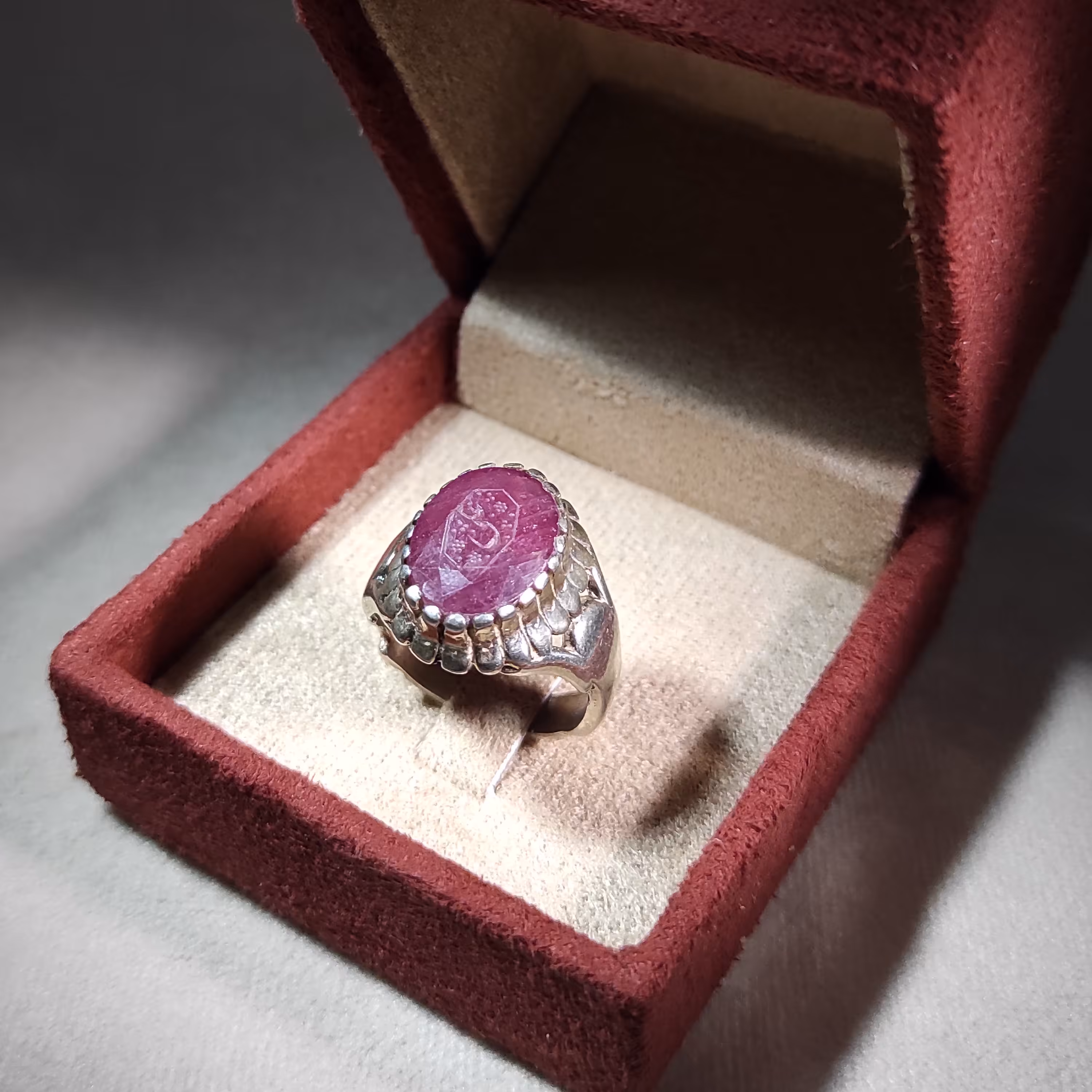 انگشتر یاقوت
با حکاکی دستی نام شریف "علی" علیه السلام