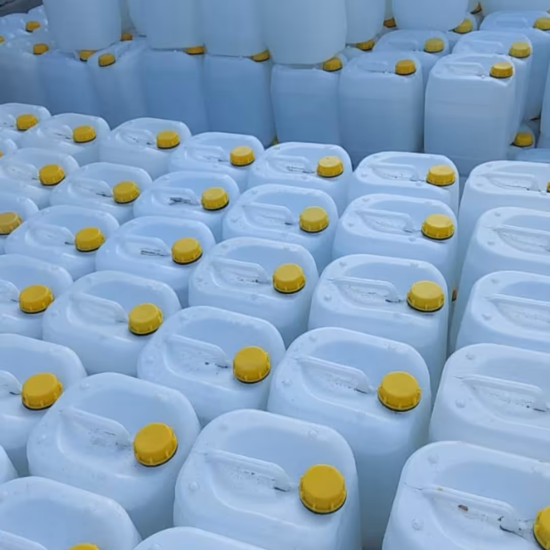 ضد یخ بتن بیست لیتری قیمت عمده 2.5 درصد وزن بتن اضافه میشه تضمینی بدون کلراید