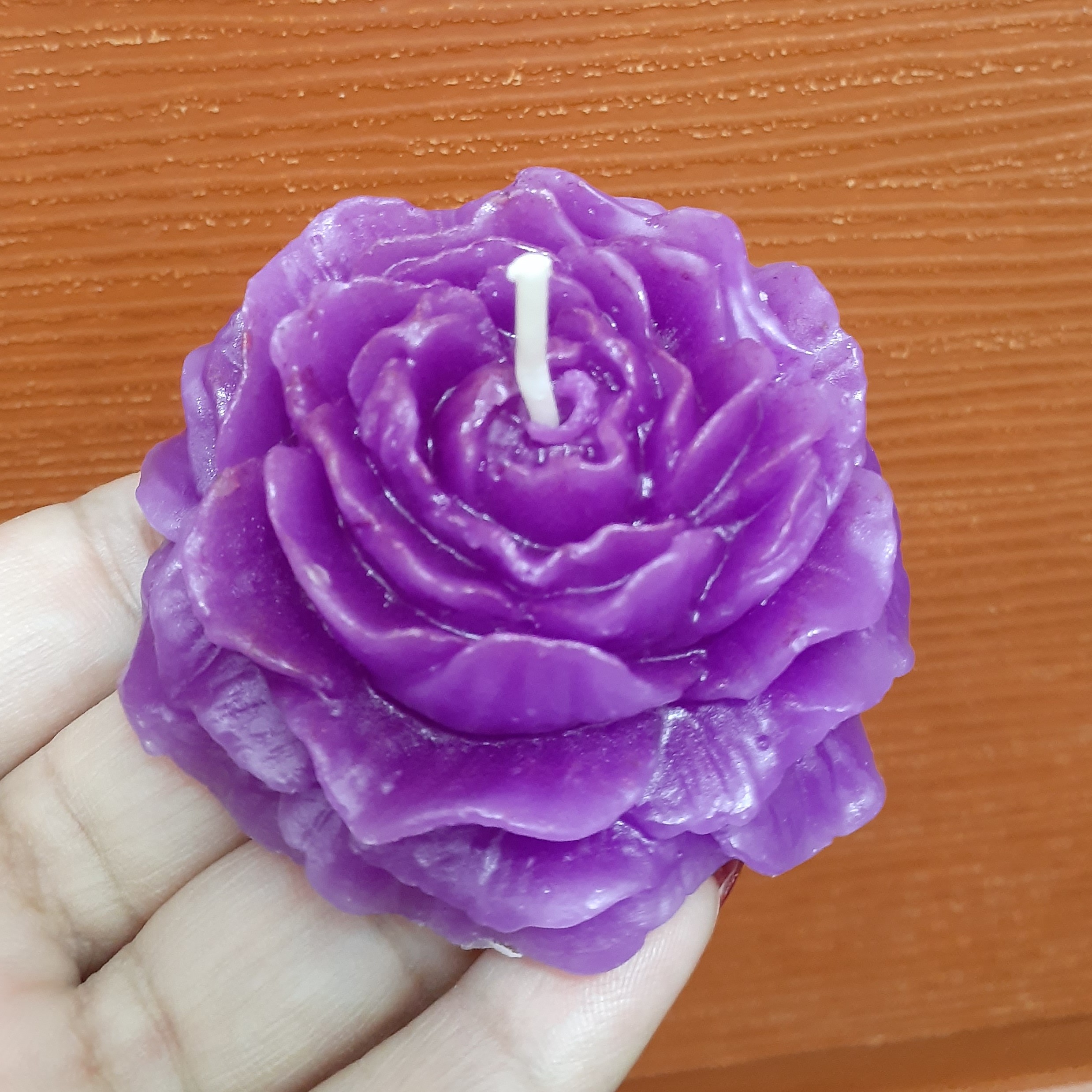 شمع گل آلاله روی آب